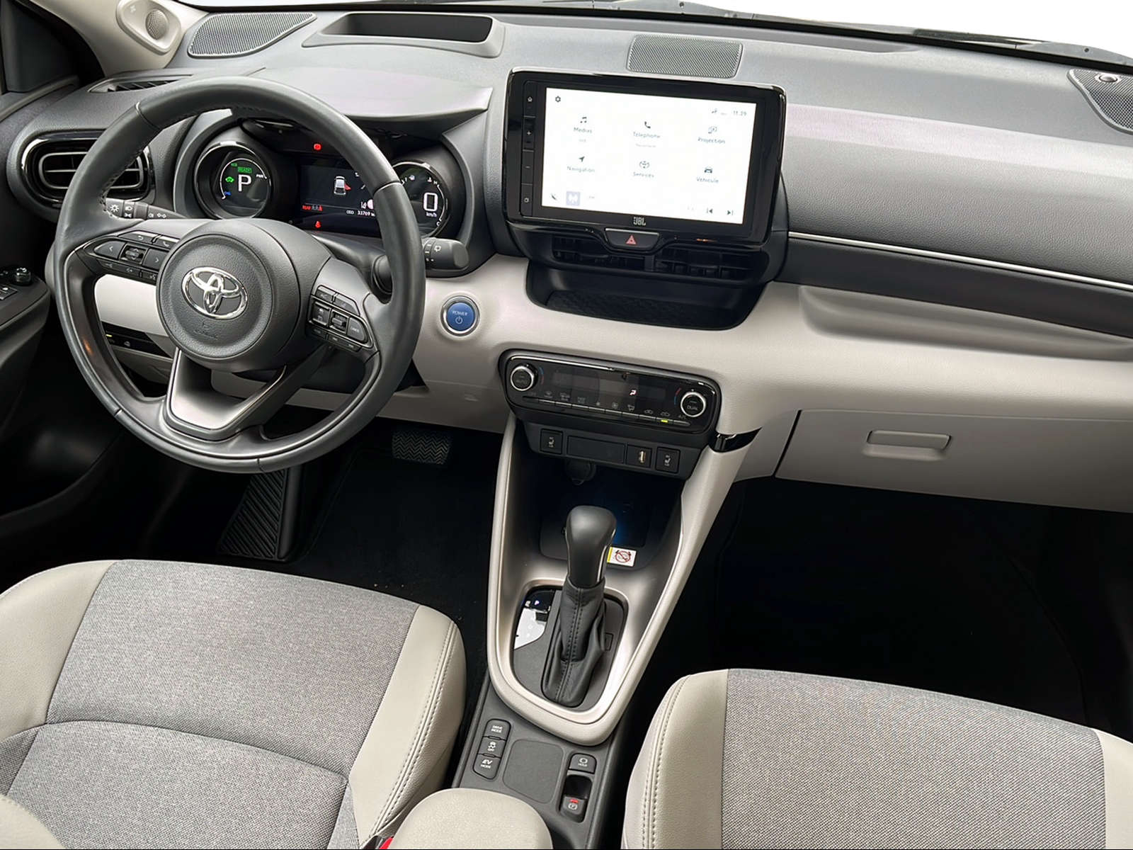 TOYOTA Yaris 1.5 Premium e-CVT-image-8
