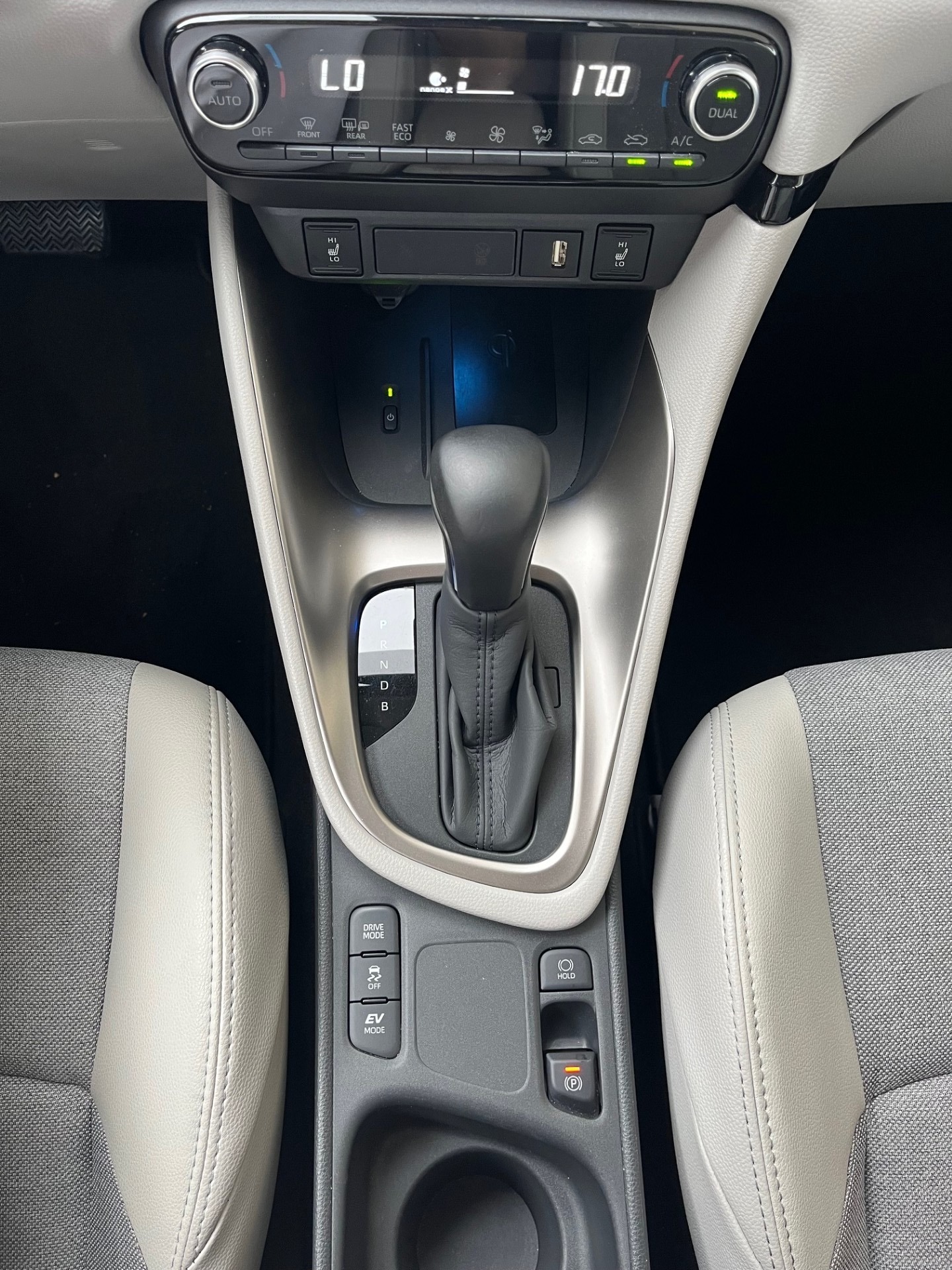 TOYOTA Yaris 1.5 Premium e-CVT-image-15