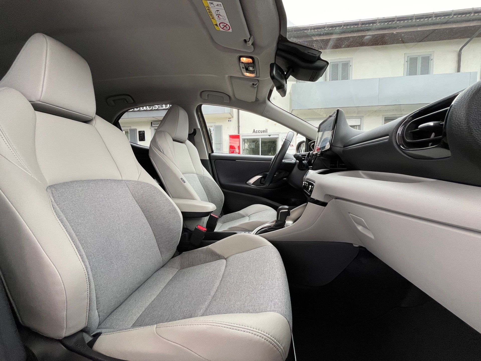TOYOTA Yaris 1.5 Premium e-CVT-image-1