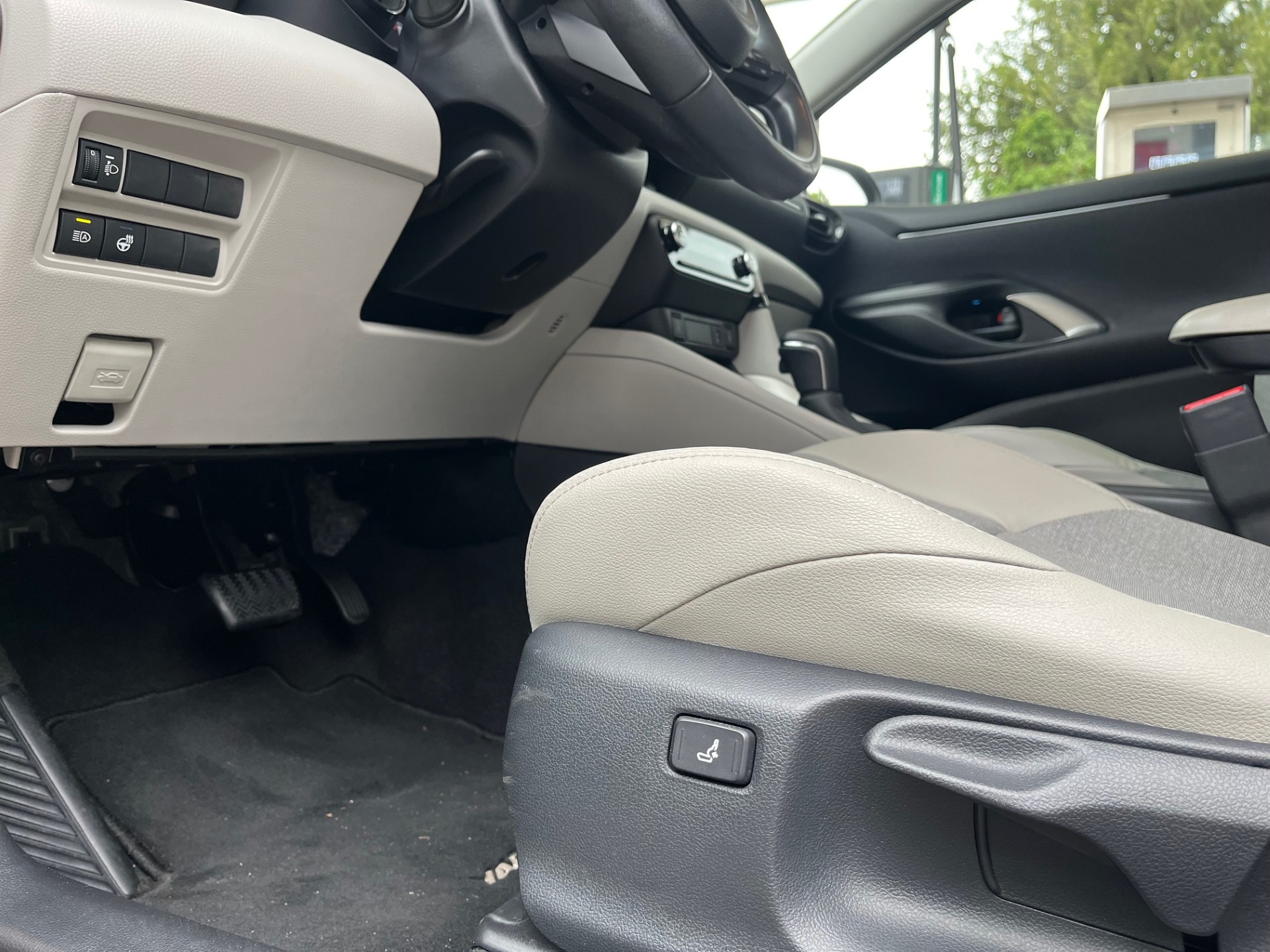 TOYOTA Yaris 1.5 Premium e-CVT-image-17