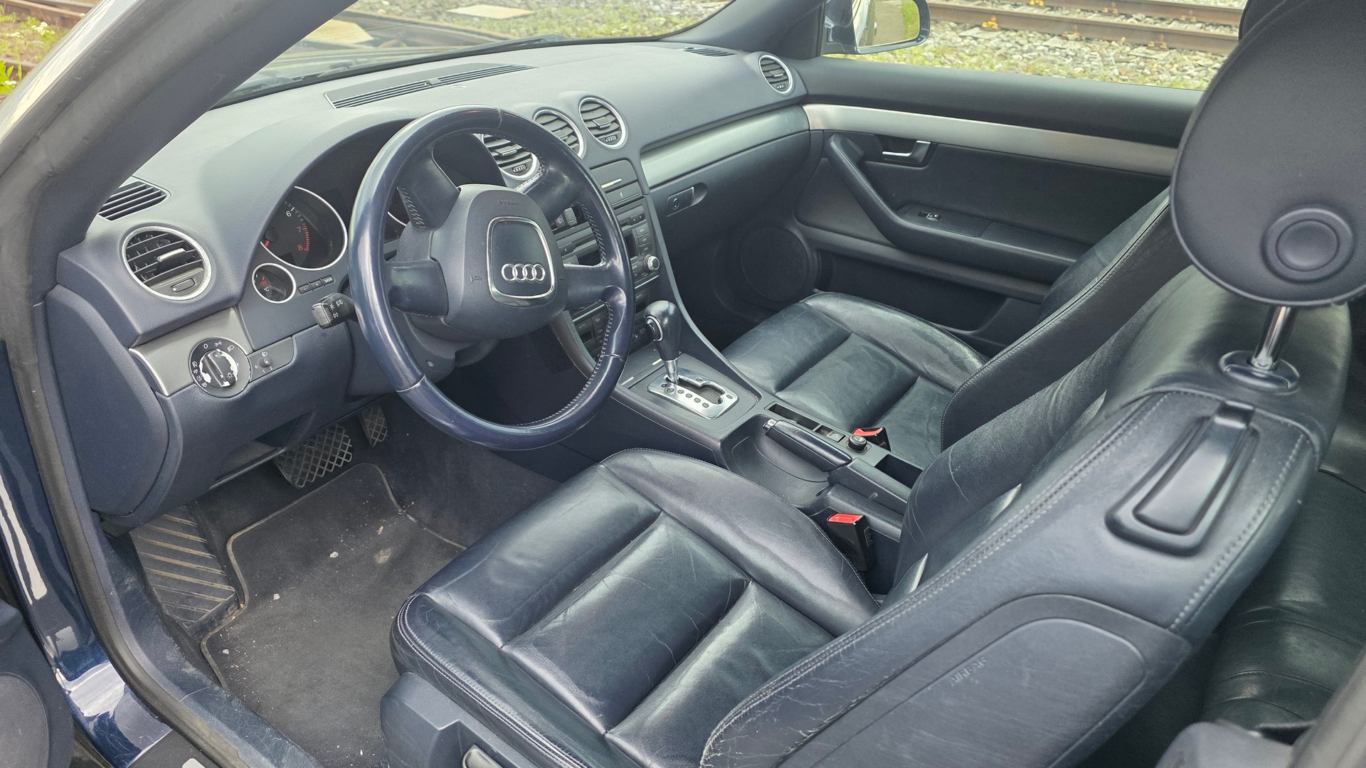 AUDI A4 Cabriolet 2.0T FSI multitronic-image-10