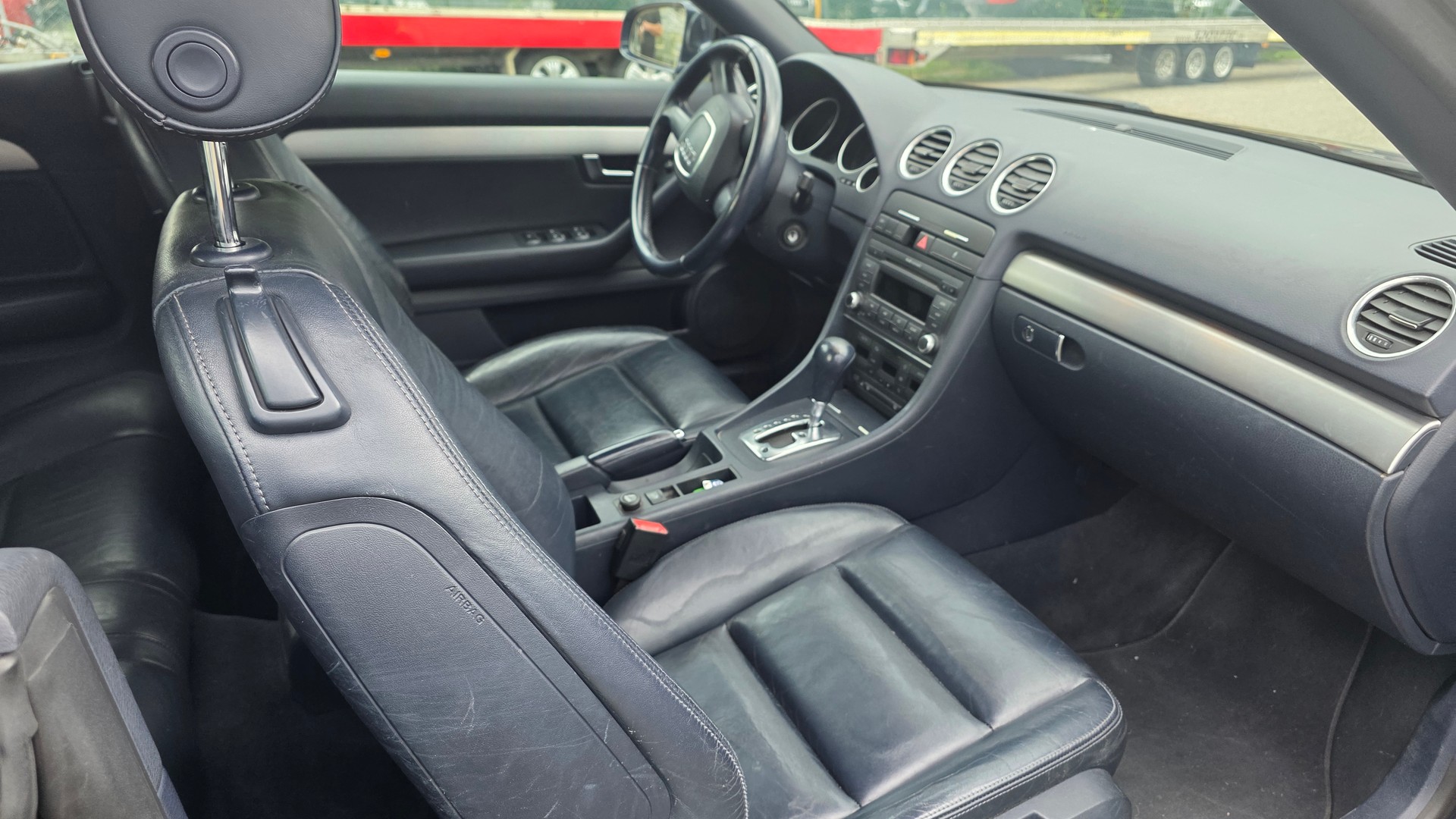 AUDI A4 Cabriolet 2.0T FSI multitronic-image-11