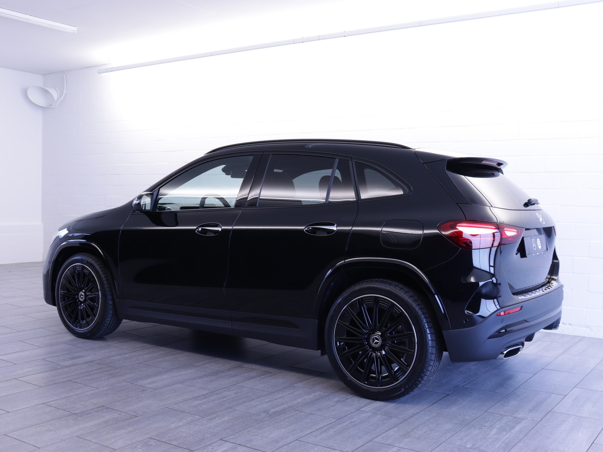 MERCEDES-BENZ GLA 220 d Swiss Star AMG Line 4matic-image-2