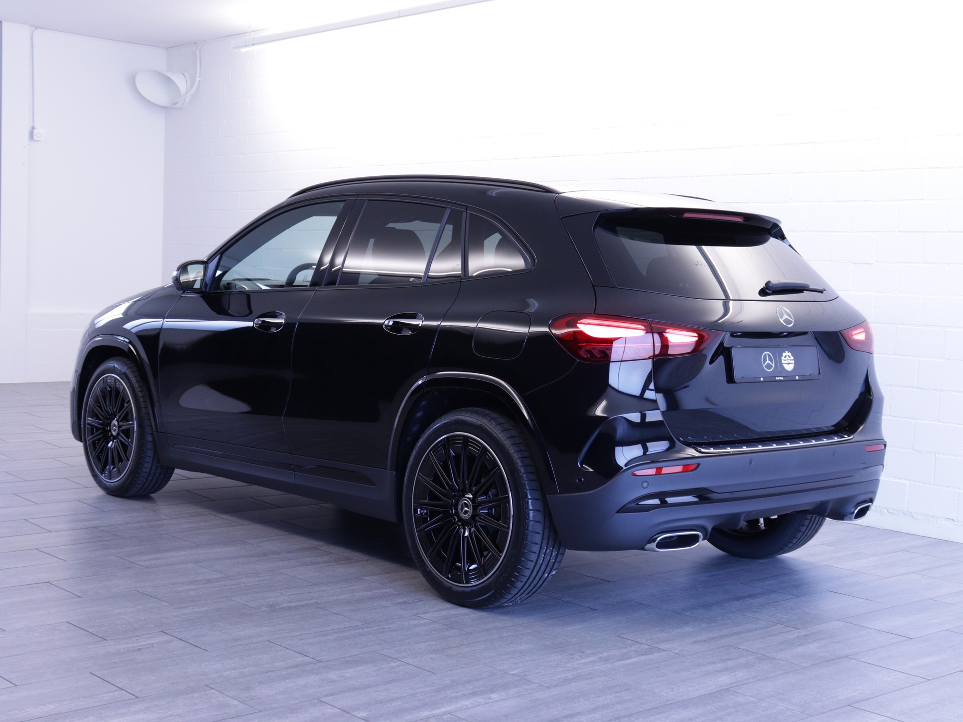 MERCEDES-BENZ GLA 220 d Swiss Star AMG Line 4matic-image-3