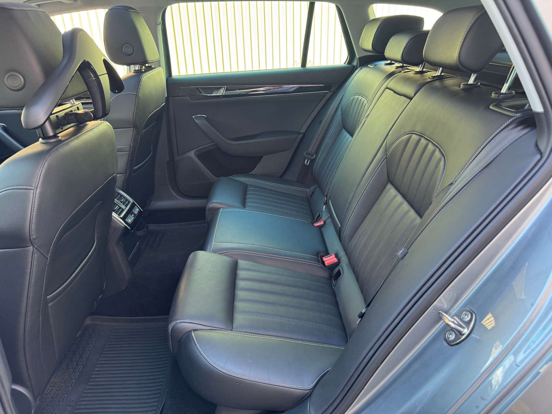 SKODA Superb 1.4 TSI L&K PHEV DSG*AHK*Panoramadach*Belüftete Sitze v. mit Massagefunktion*-image-9