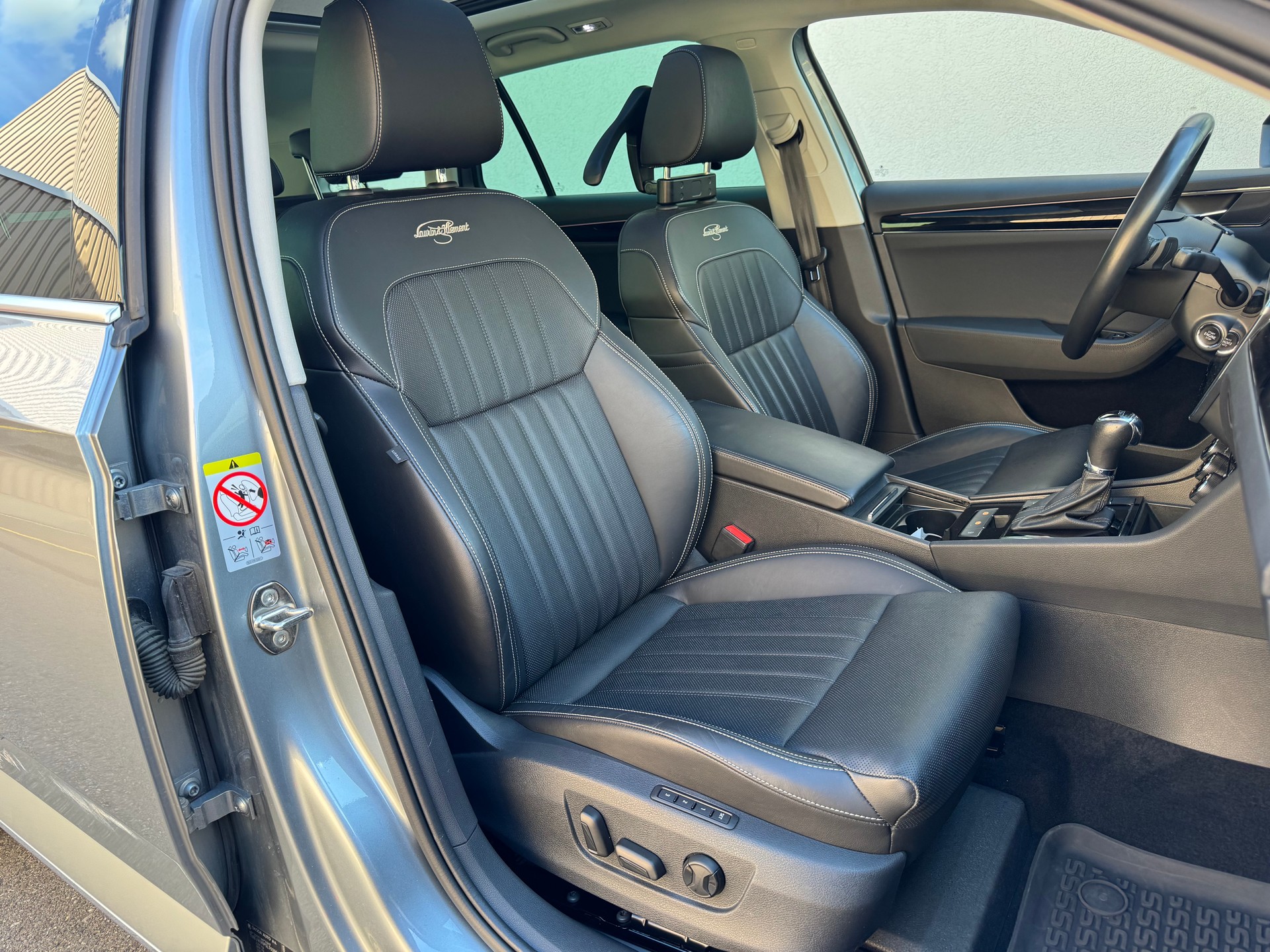 SKODA Superb 1.4 TSI L&K PHEV DSG*AHK*Panoramadach*Belüftete Sitze v. mit Massagefunktion*-image-8