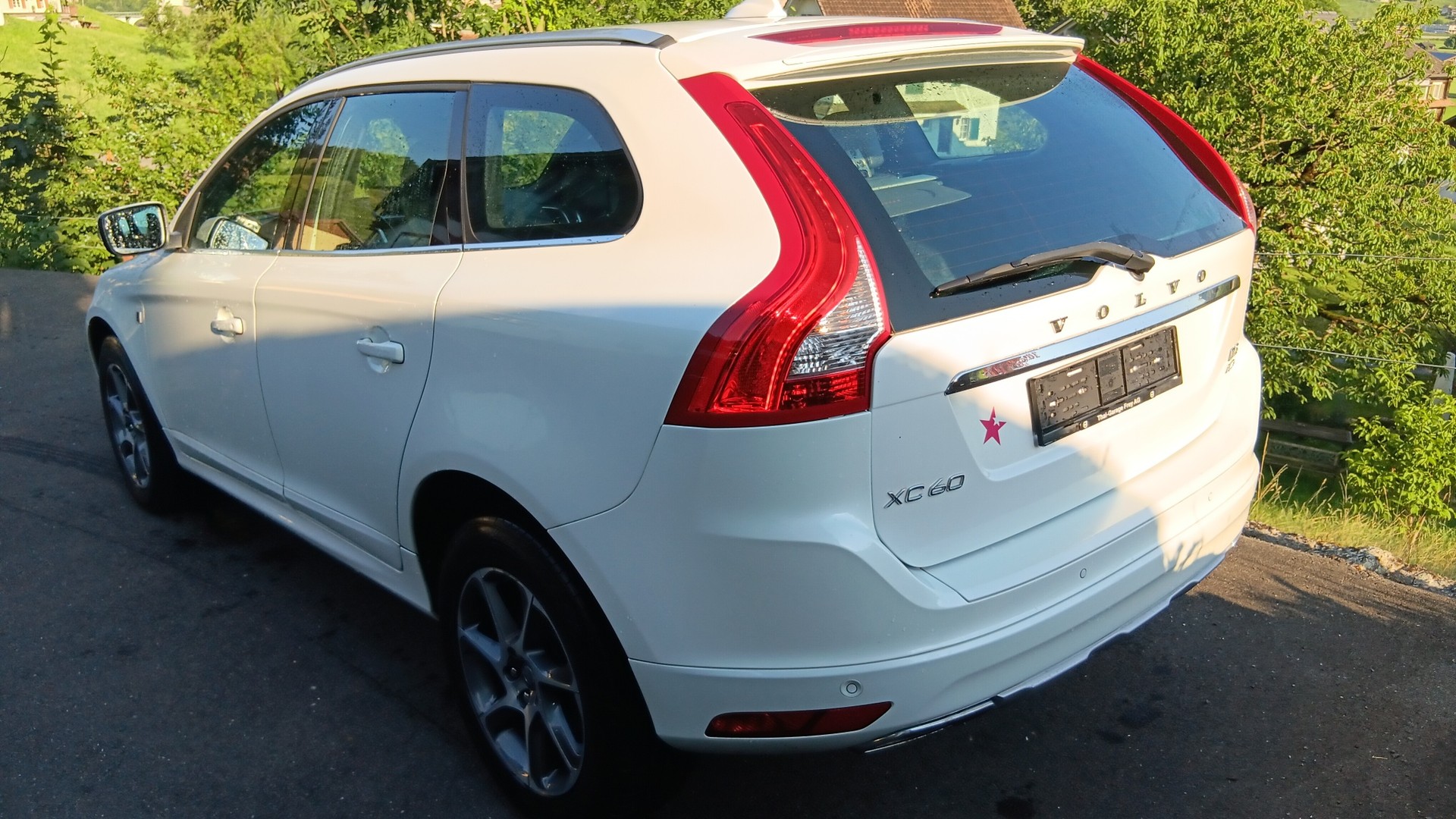 VOLVO XC60 D5 AWD OceanRace Geartronic-image-2