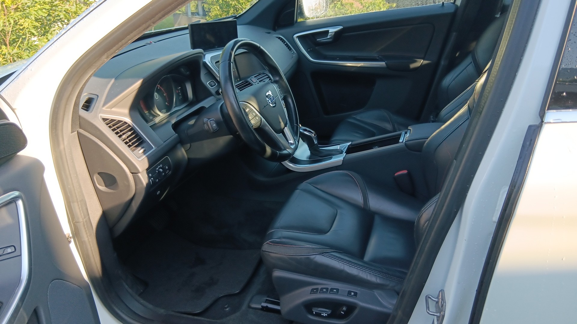 VOLVO XC60 D5 AWD OceanRace Geartronic-image-4