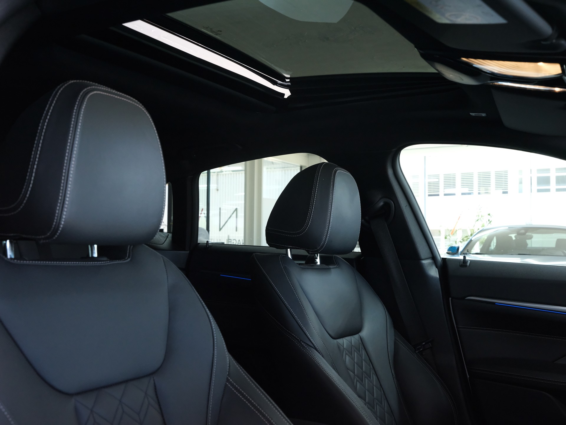 BMW-ALPINA B4 Gran Coupé 3.0 xDrive S-Tronic *Panorama* *360 Kamera* *Harman & Kardon*-image-25