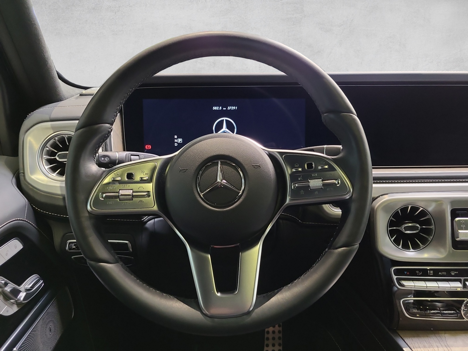 MERCEDES-BENZ G 400 d AMG Line 9G-Tronic-image-12