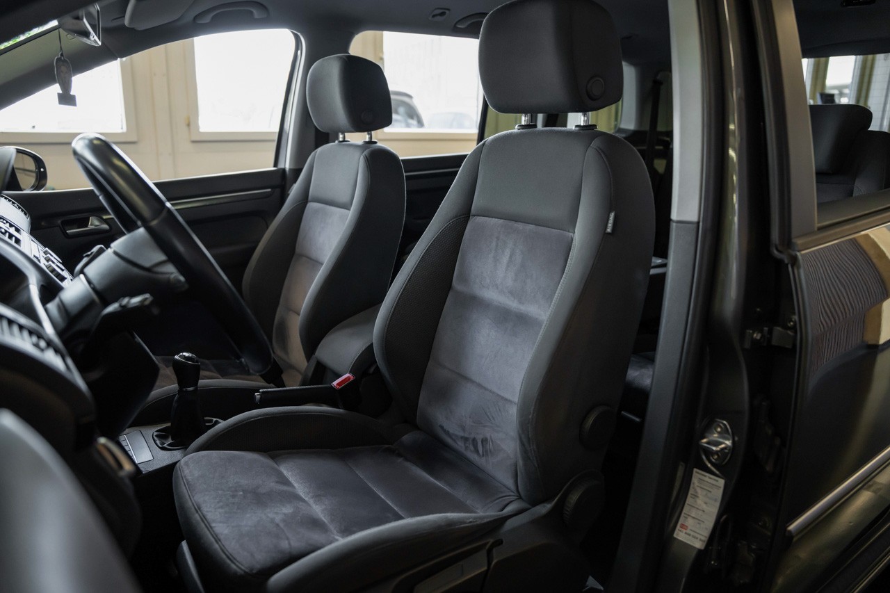 VW Touran 2.0 TDI Highline-image-13