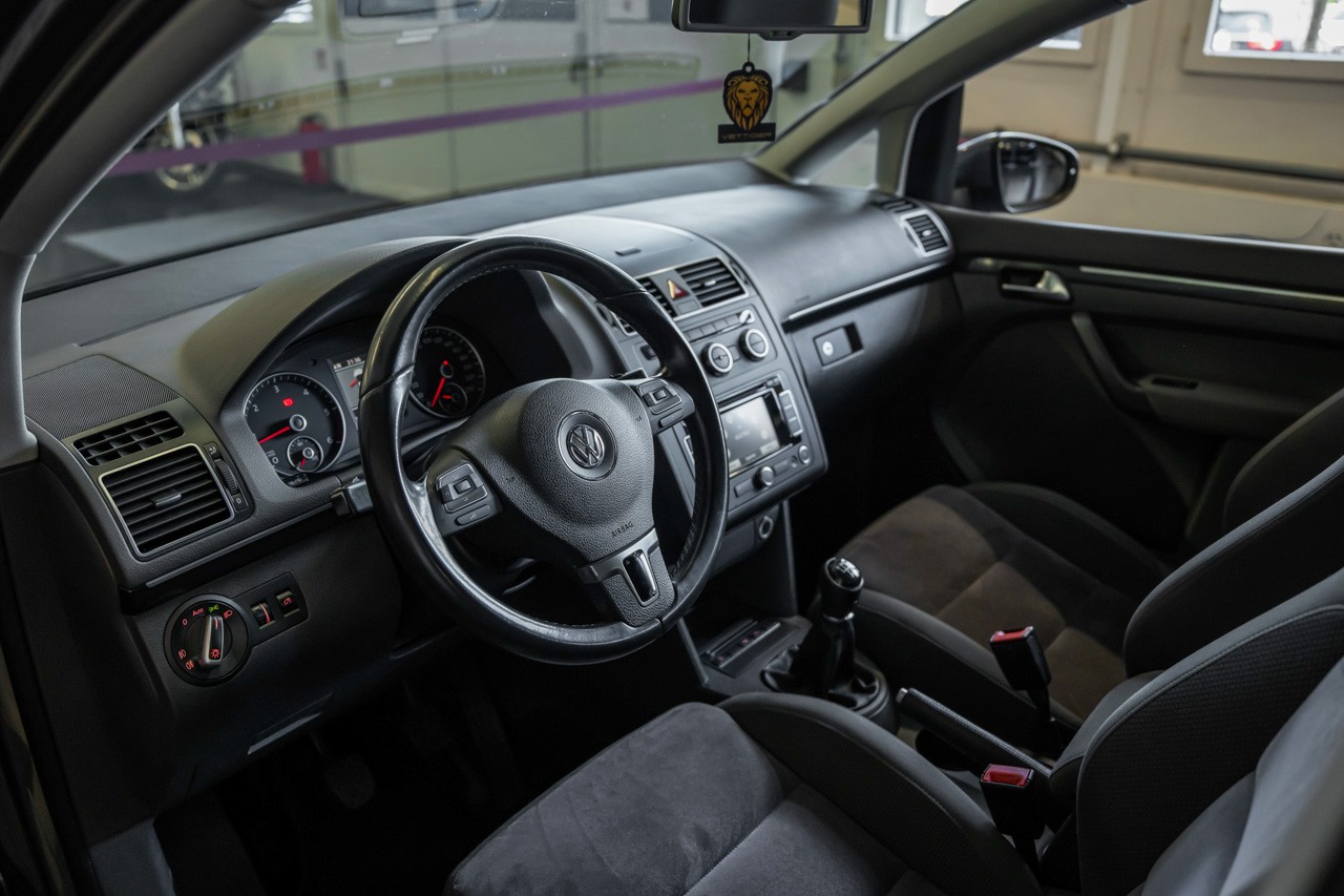 VW Touran 2.0 TDI Highline-image-12