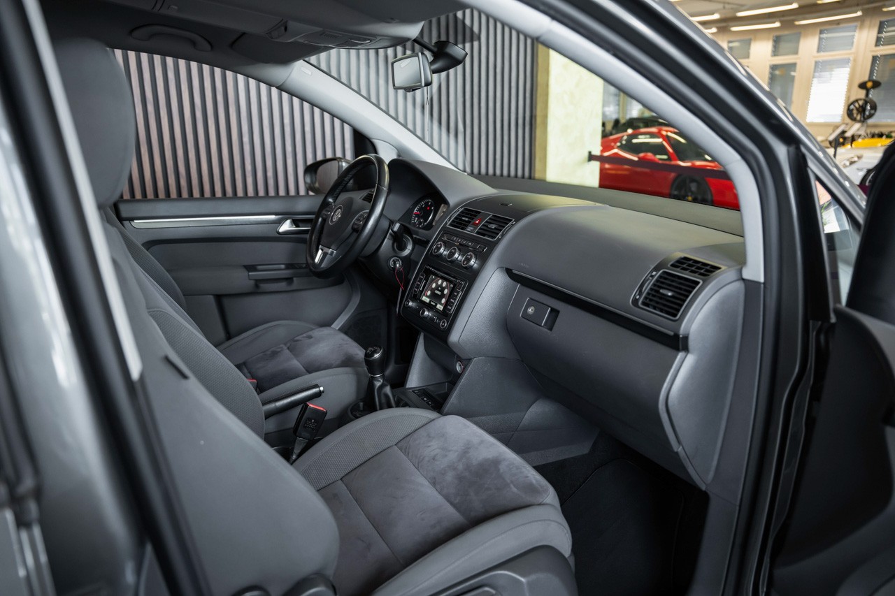 VW Touran 2.0 TDI Highline-image-14