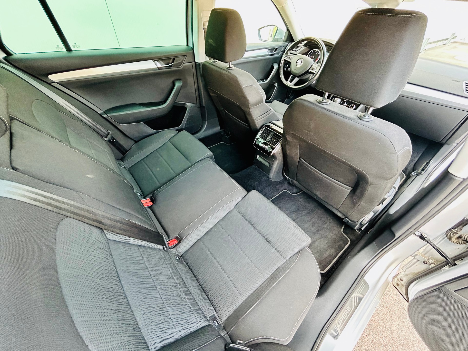 SKODA Superb Combi 2.0 TDi Active DSG-image-10