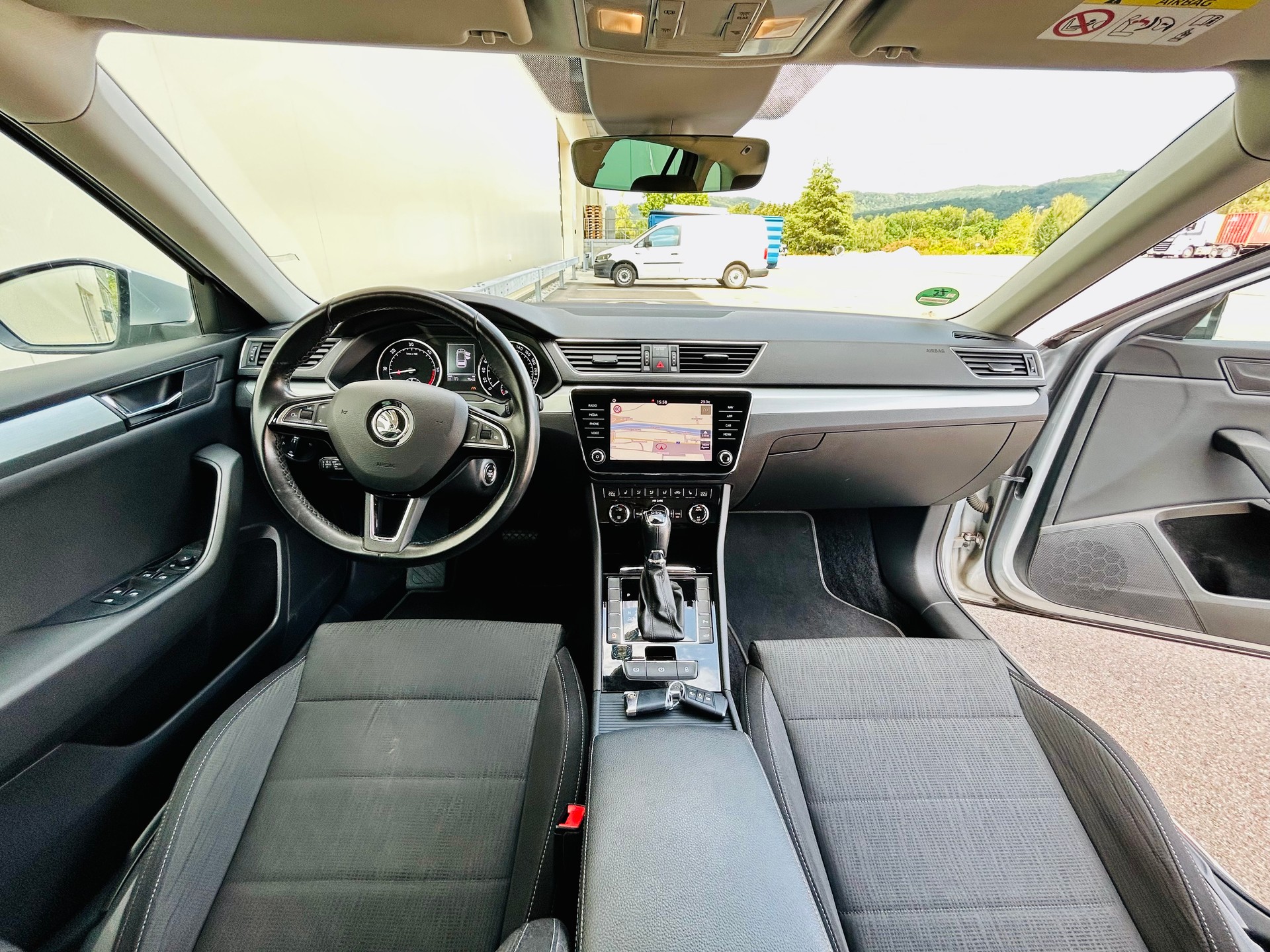 SKODA Superb Combi 2.0 TDi Active DSG-image-11