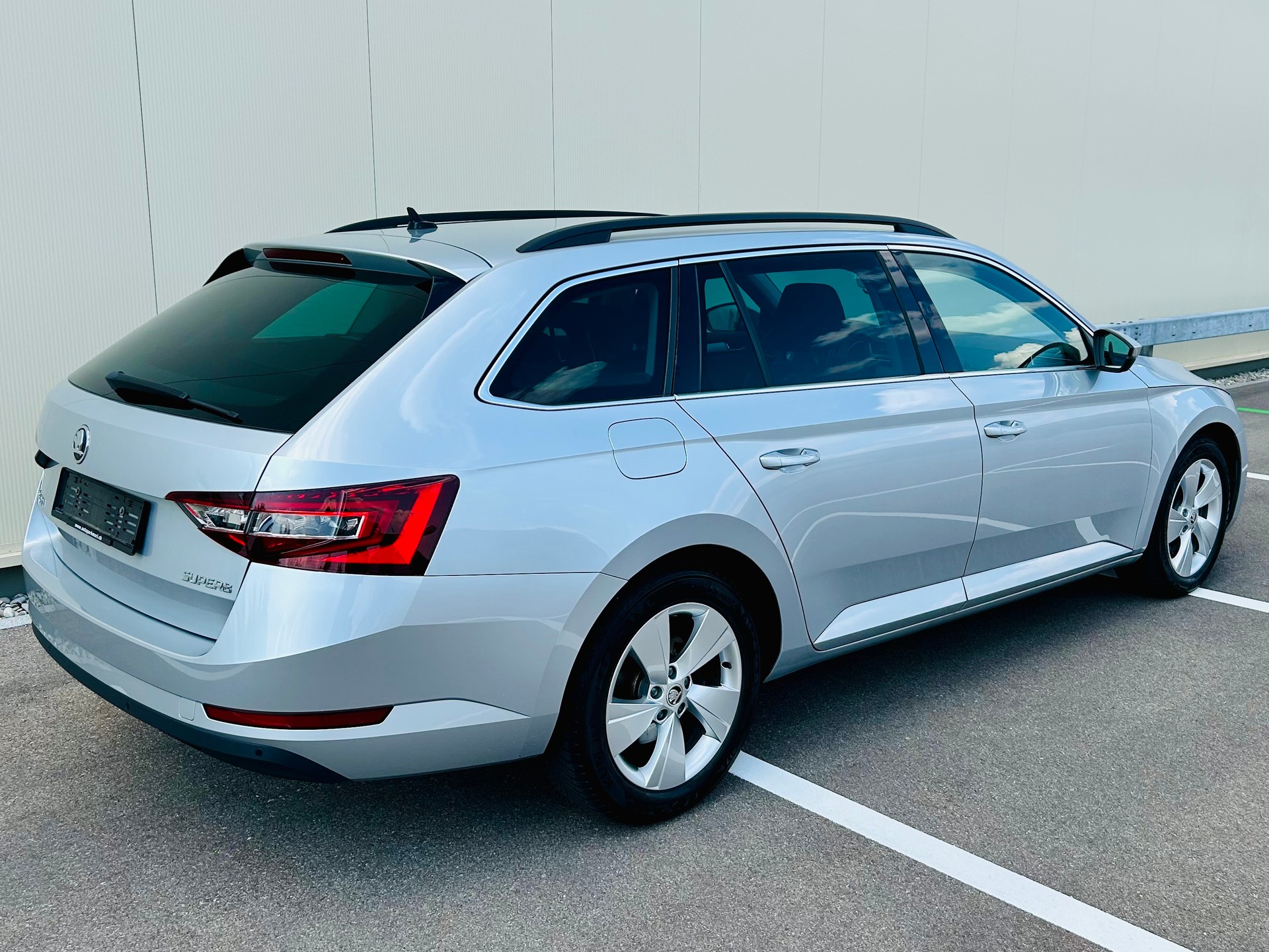 SKODA Superb Combi 2.0 TDi Active DSG-image-8