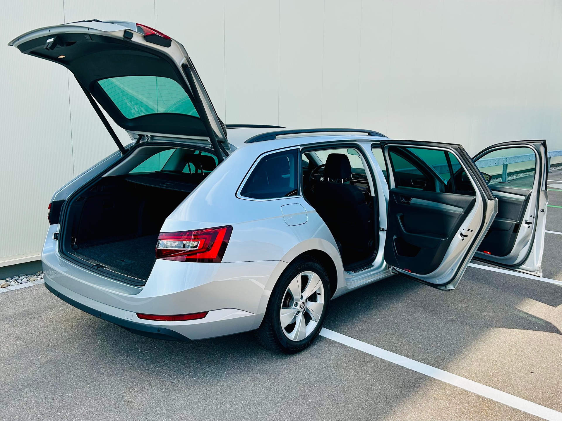 SKODA Superb Combi 2.0 TDi Active DSG-image-9