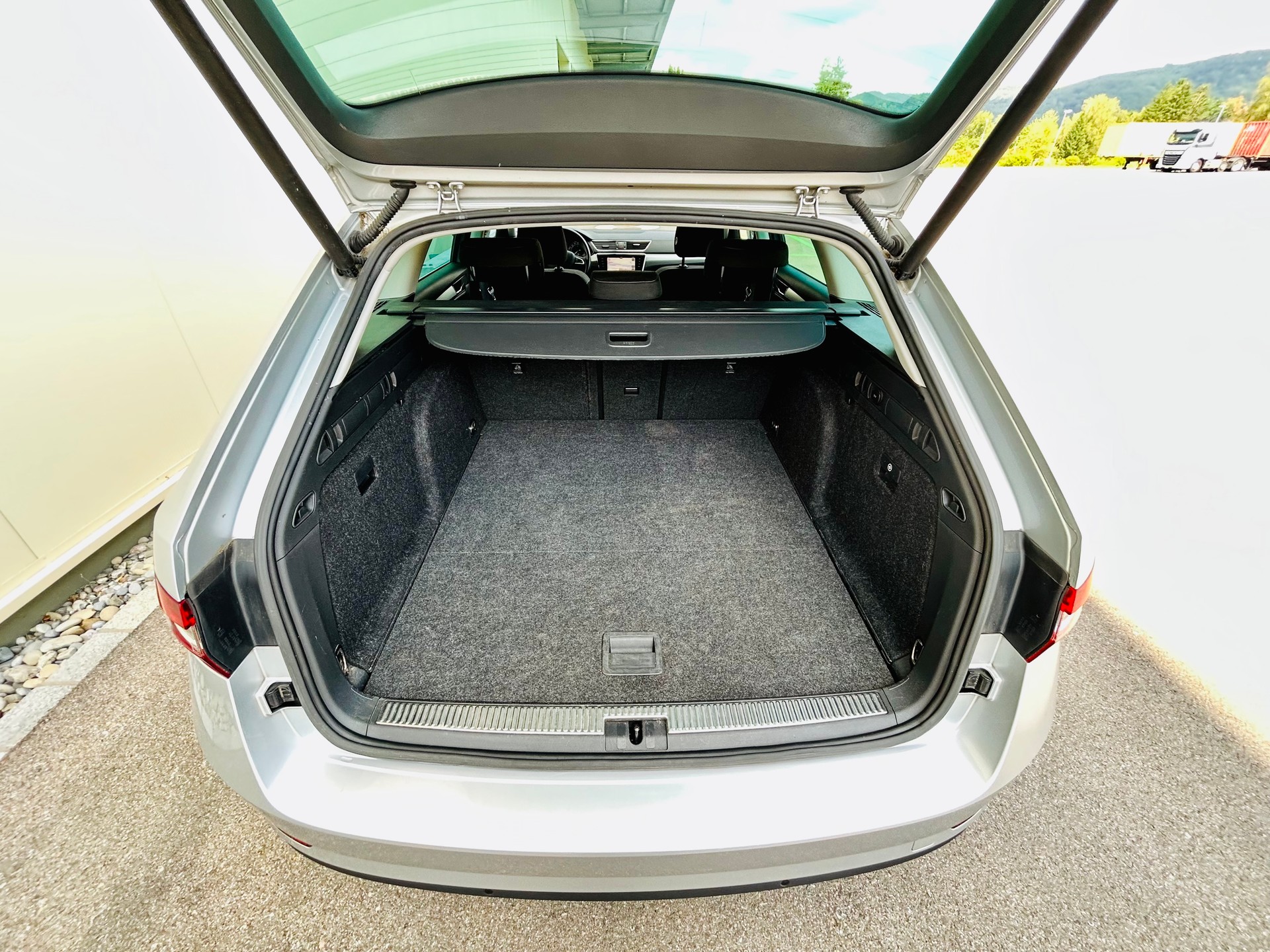 SKODA Superb Combi 2.0 TDi Active DSG-image-12