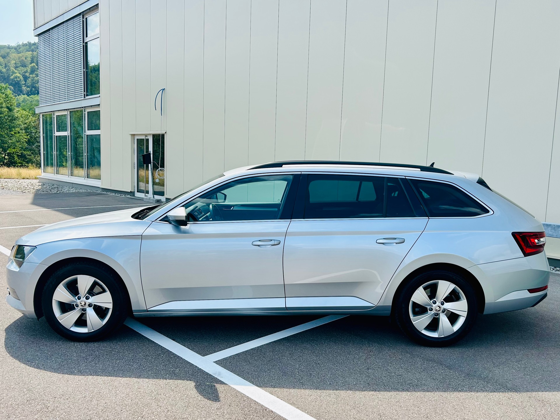 SKODA Superb Combi 2.0 TDi Active DSG-image-3
