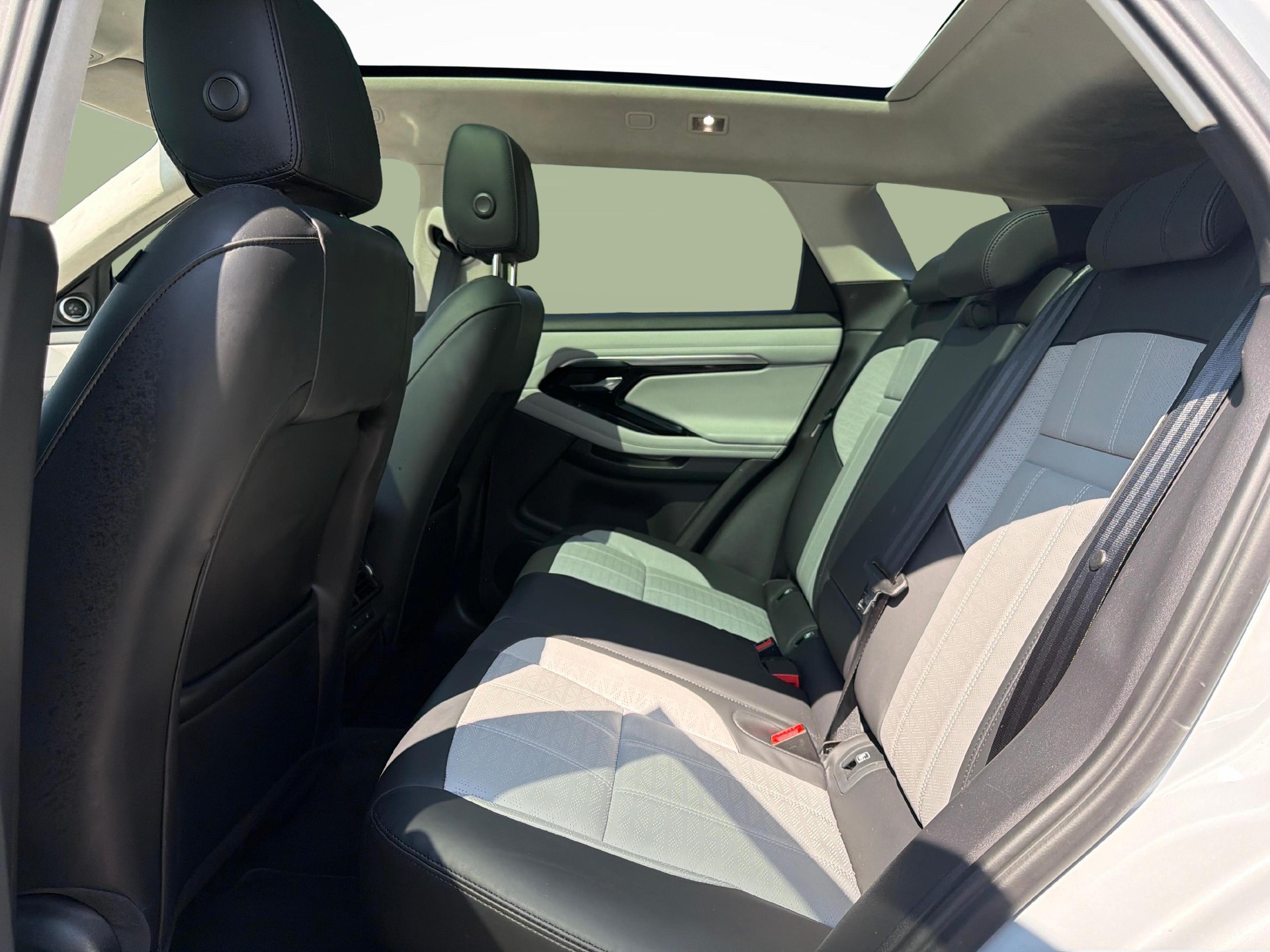 LAND ROVER Range Rover Evoque 2.0 T R-Dynamic HSE-image-7