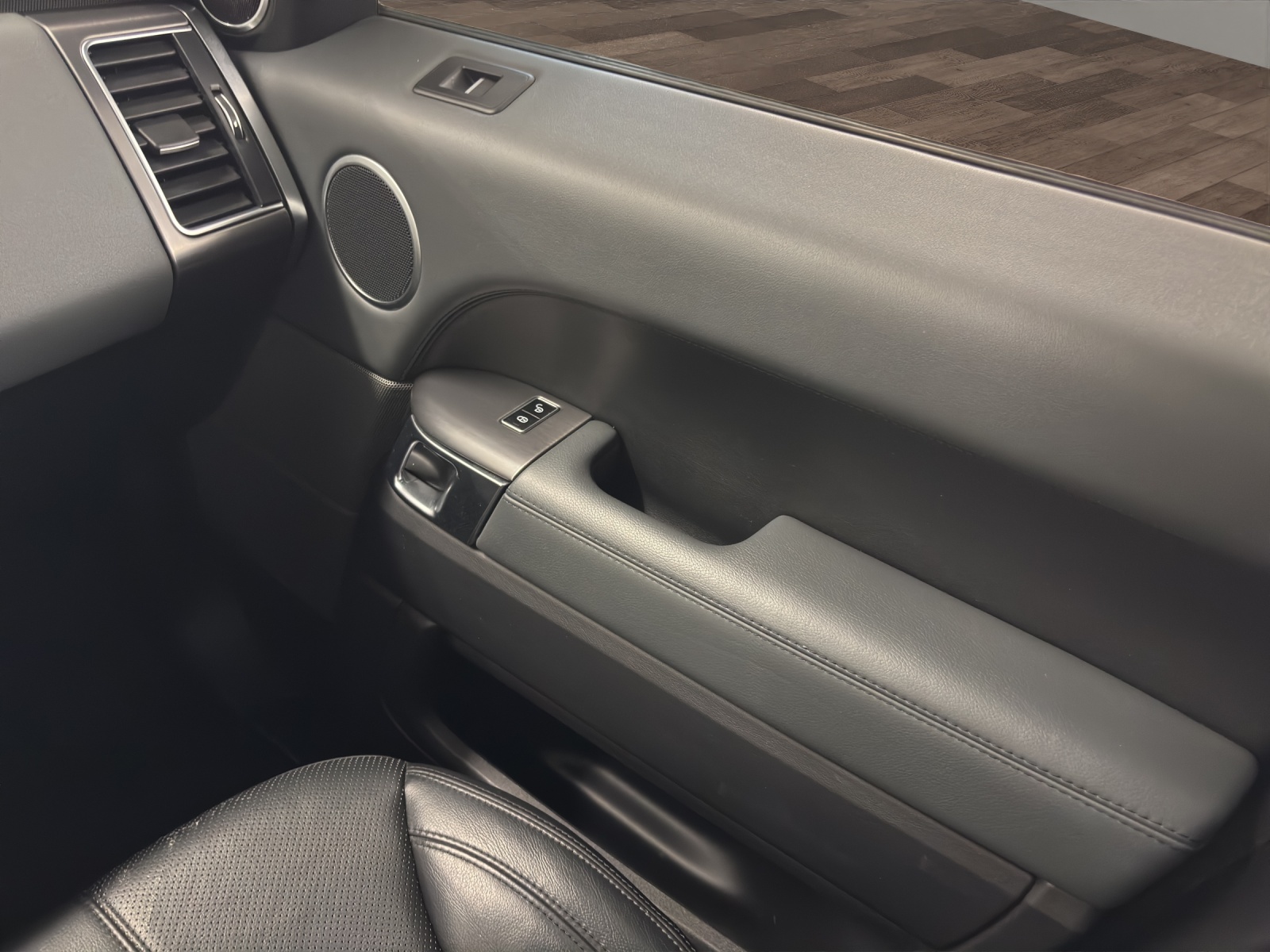 LAND ROVER Range Rover Sport 3.0 TDV6 SE Automatic-image-16