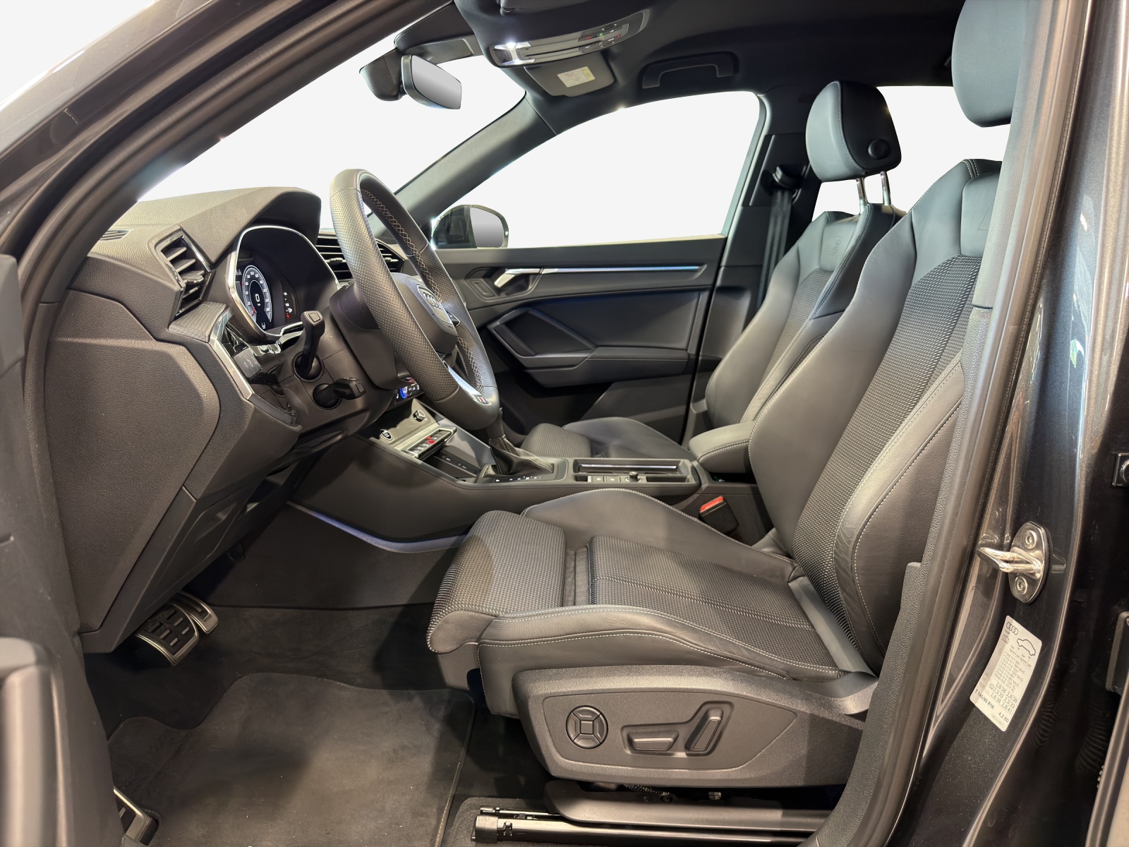 AUDI Q3 35 TFSI S line Attraction S-tronic-image-7