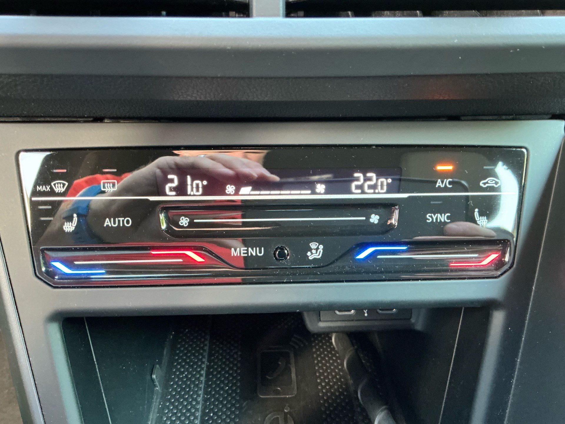 VW Taigo 1.5 TSI R-Line *** BLACK STYLE DESIGN MIT ANHÄNGERKUPPLUNG ***-image-19