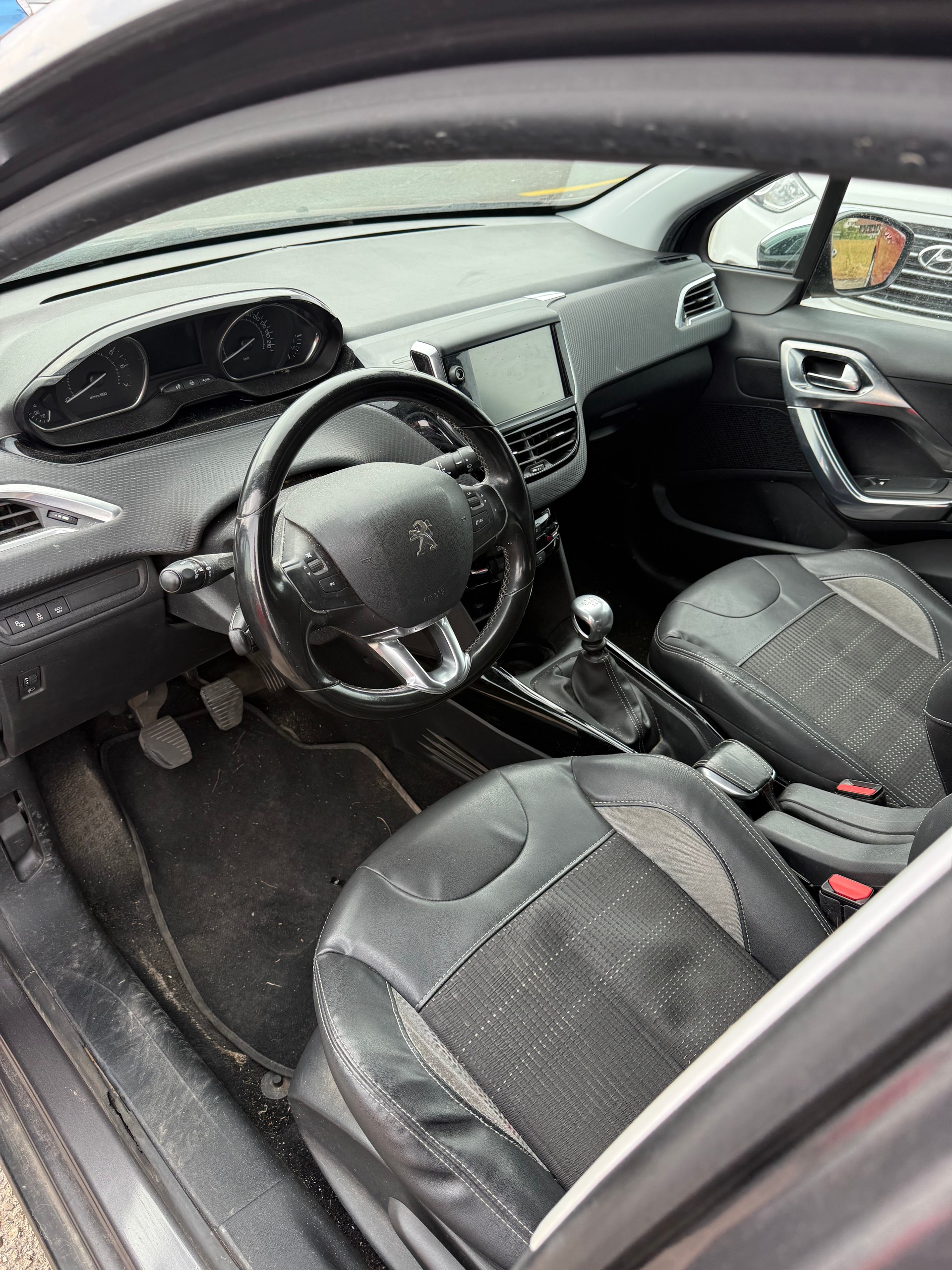 PEUGEOT 2008 1.2 PureTech Allure-image-5