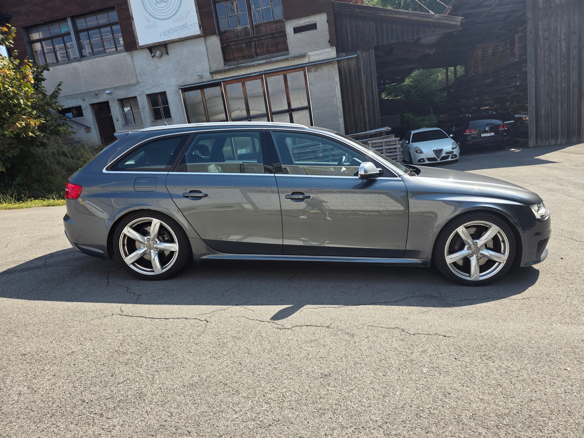 AUDI RS4 Avant 4.2 FSI V8 quattro S-tronic-image-3