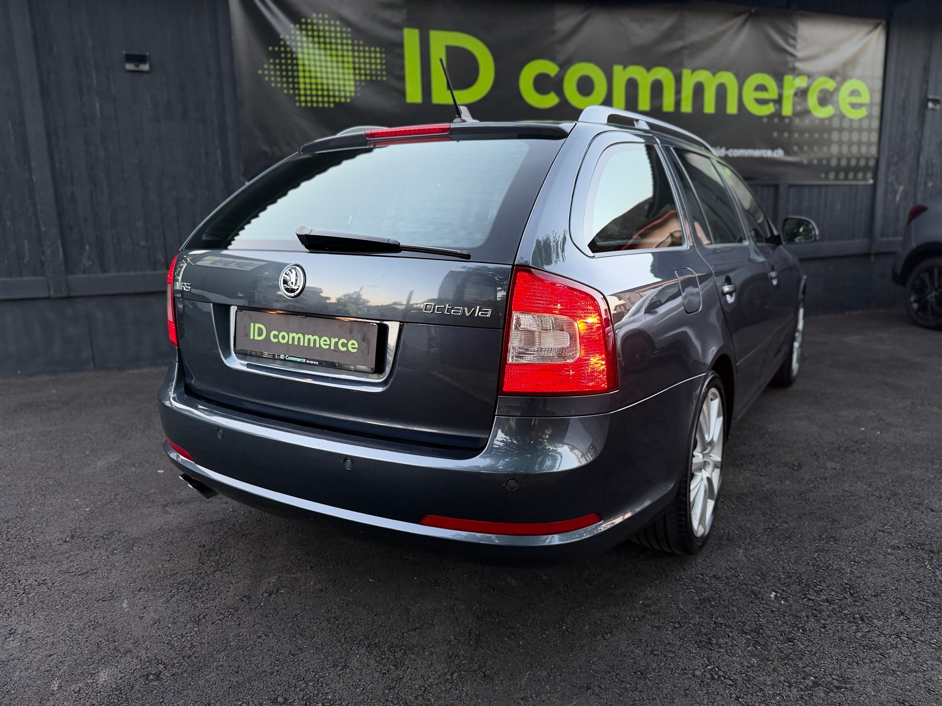 SKODA Octavia Combi 2.0 TDI RS-image-4