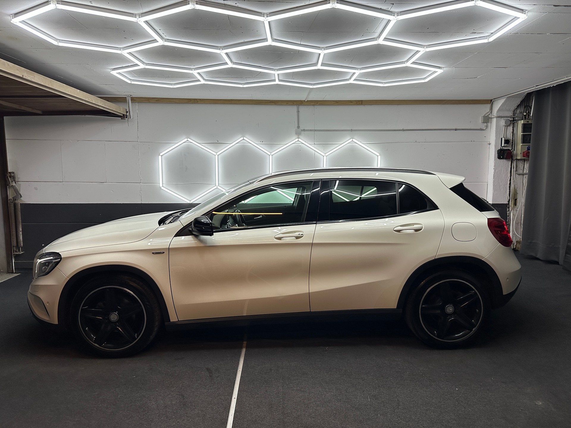 MERCEDES-BENZ GLA 220 CDI 4Matic 7G-DCT-image-2
