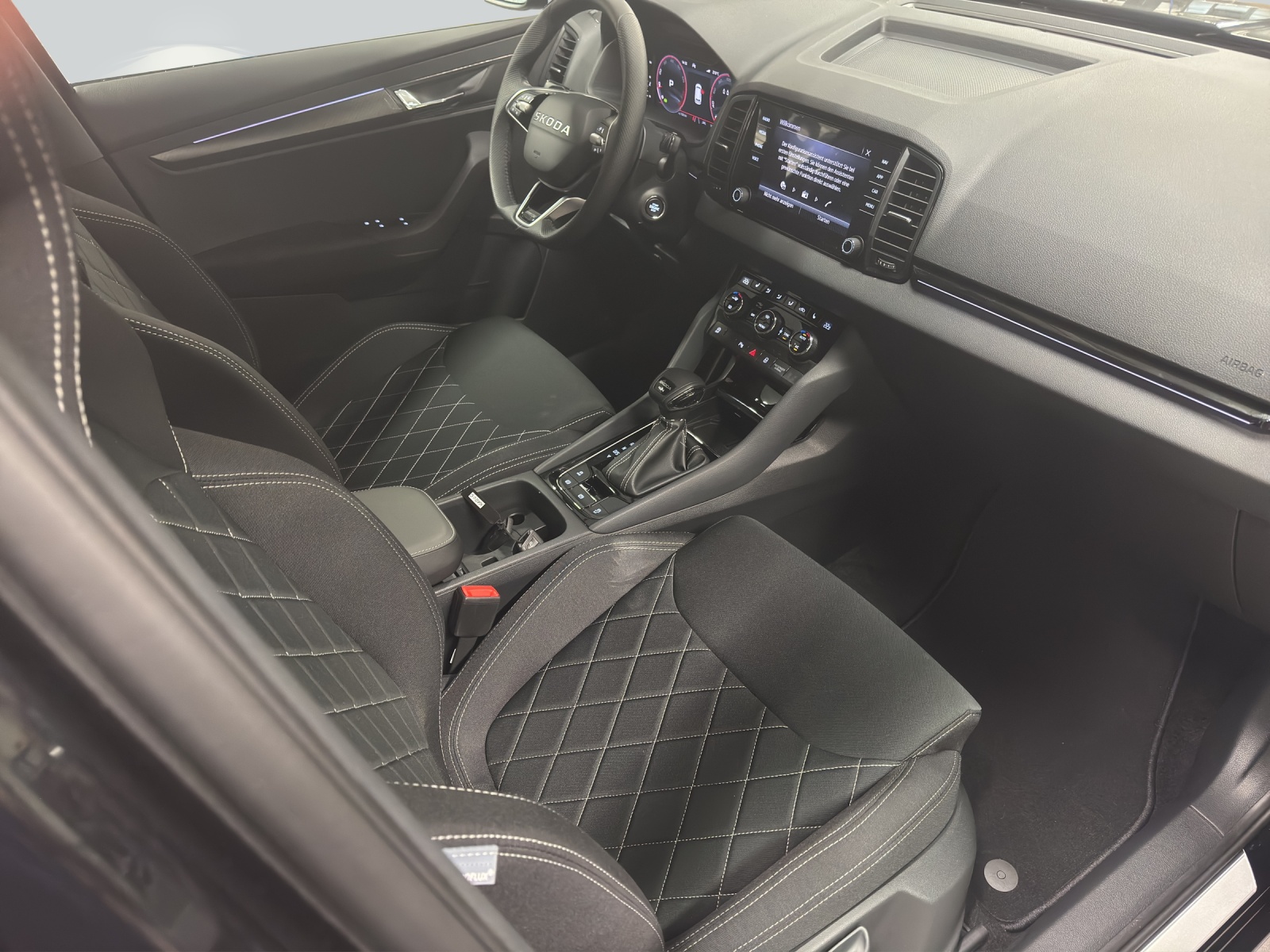 SKODA Karoq 2.0 TSI SportLine 4x4 DSG-image-8