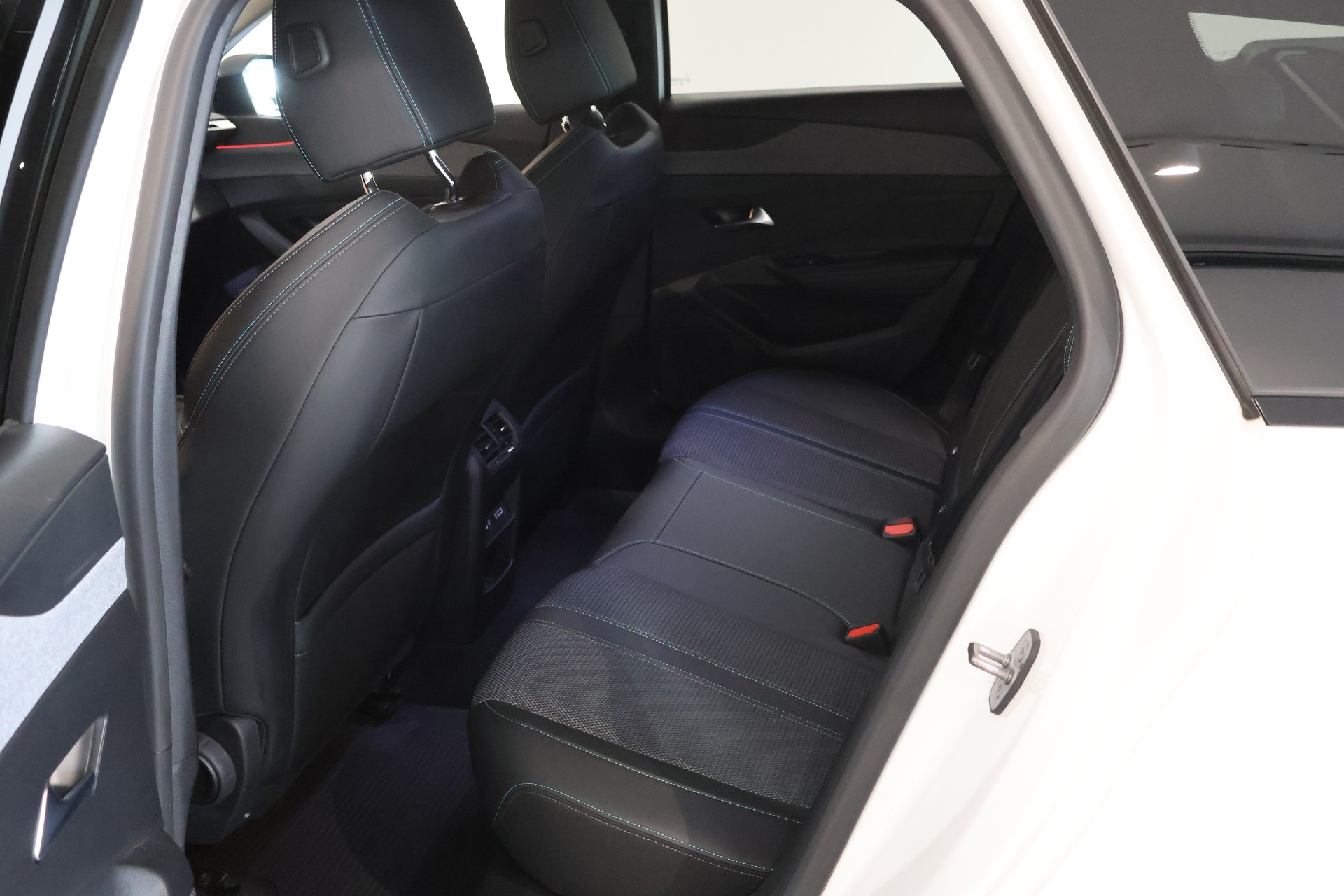 PEUGEOT 308 SW 1.5 BlueHDI Allure EAT8-image-11