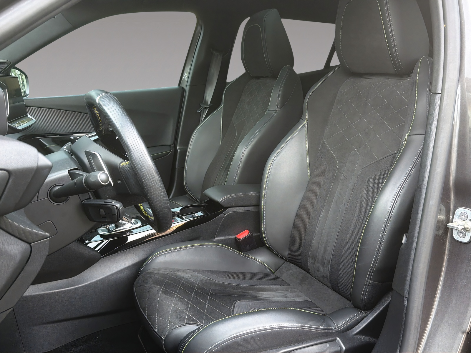 PEUGEOT 2008 1.2 PureTech 130 GT Pack-image-5