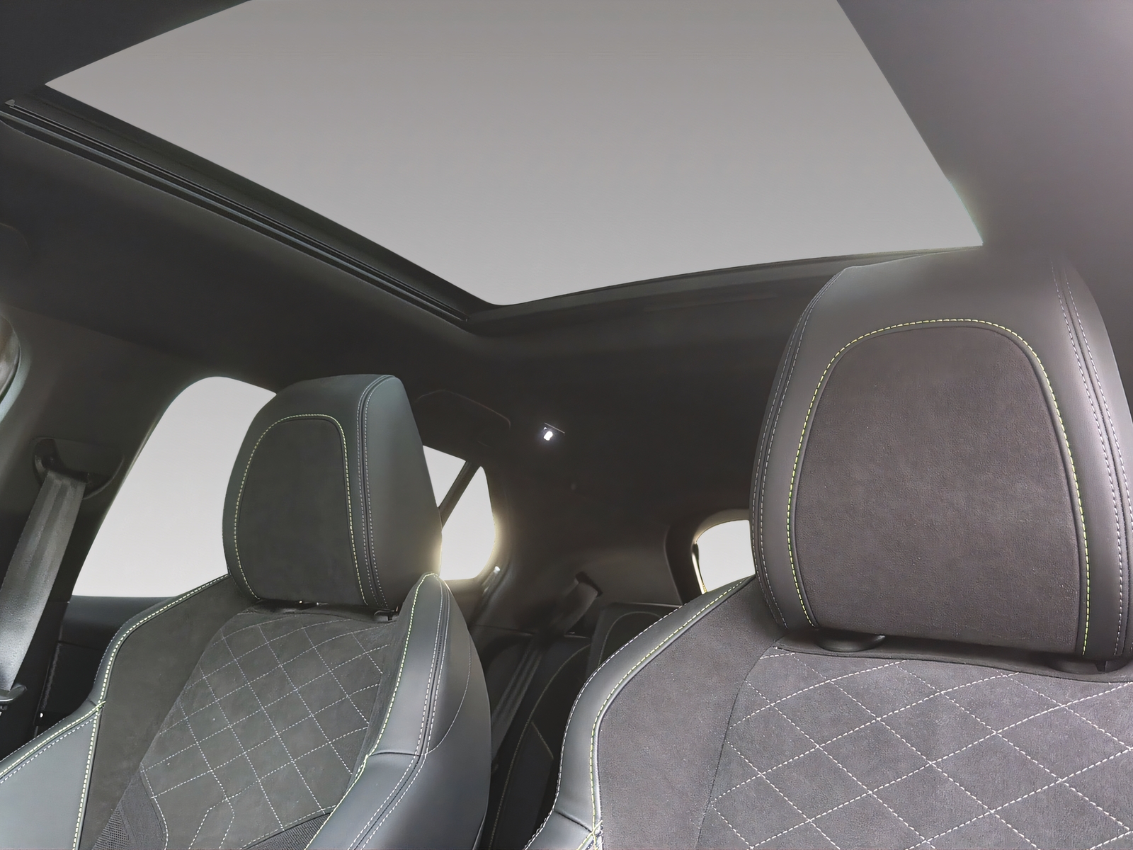 PEUGEOT 2008 1.2 PureTech 130 GT Pack-image-6