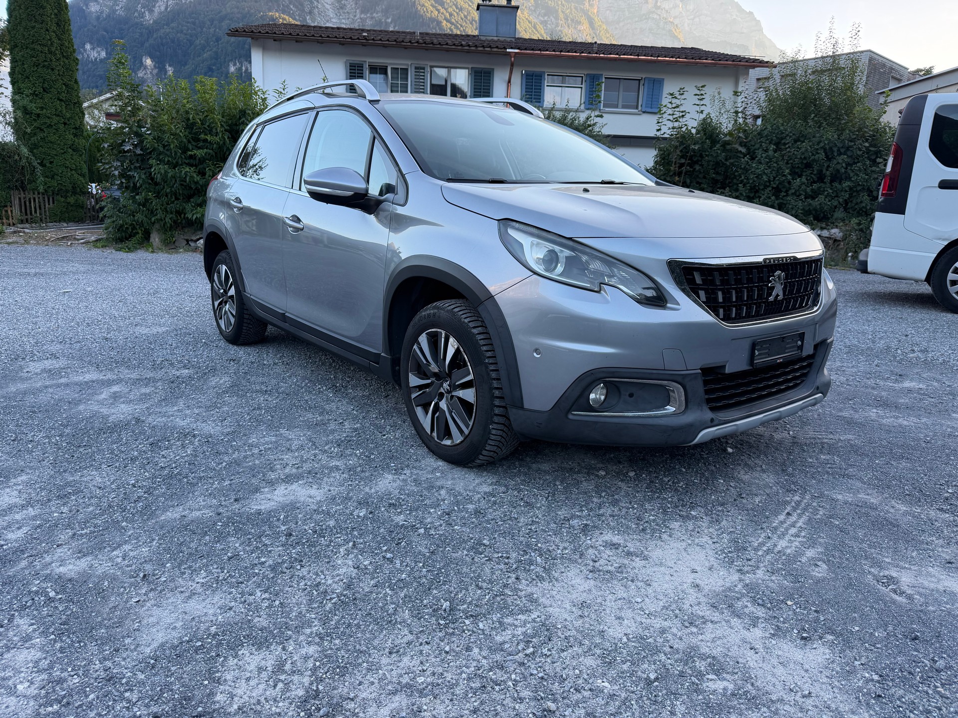 PEUGEOT 2008 1.6 BlueHDi Allure-image-0