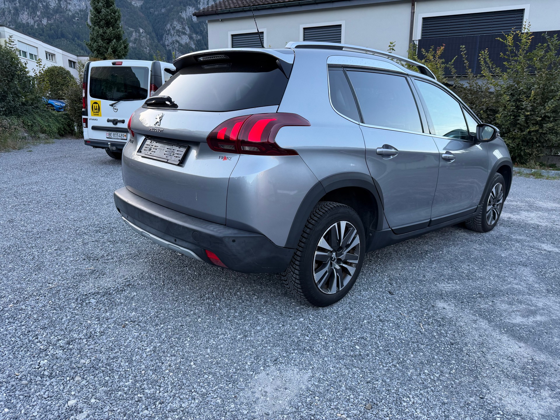 PEUGEOT 2008 1.6 BlueHDi Allure-image-3
