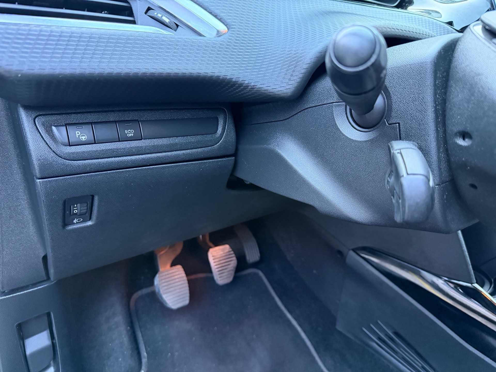 PEUGEOT 2008 1.6 BlueHDi Allure-image-8