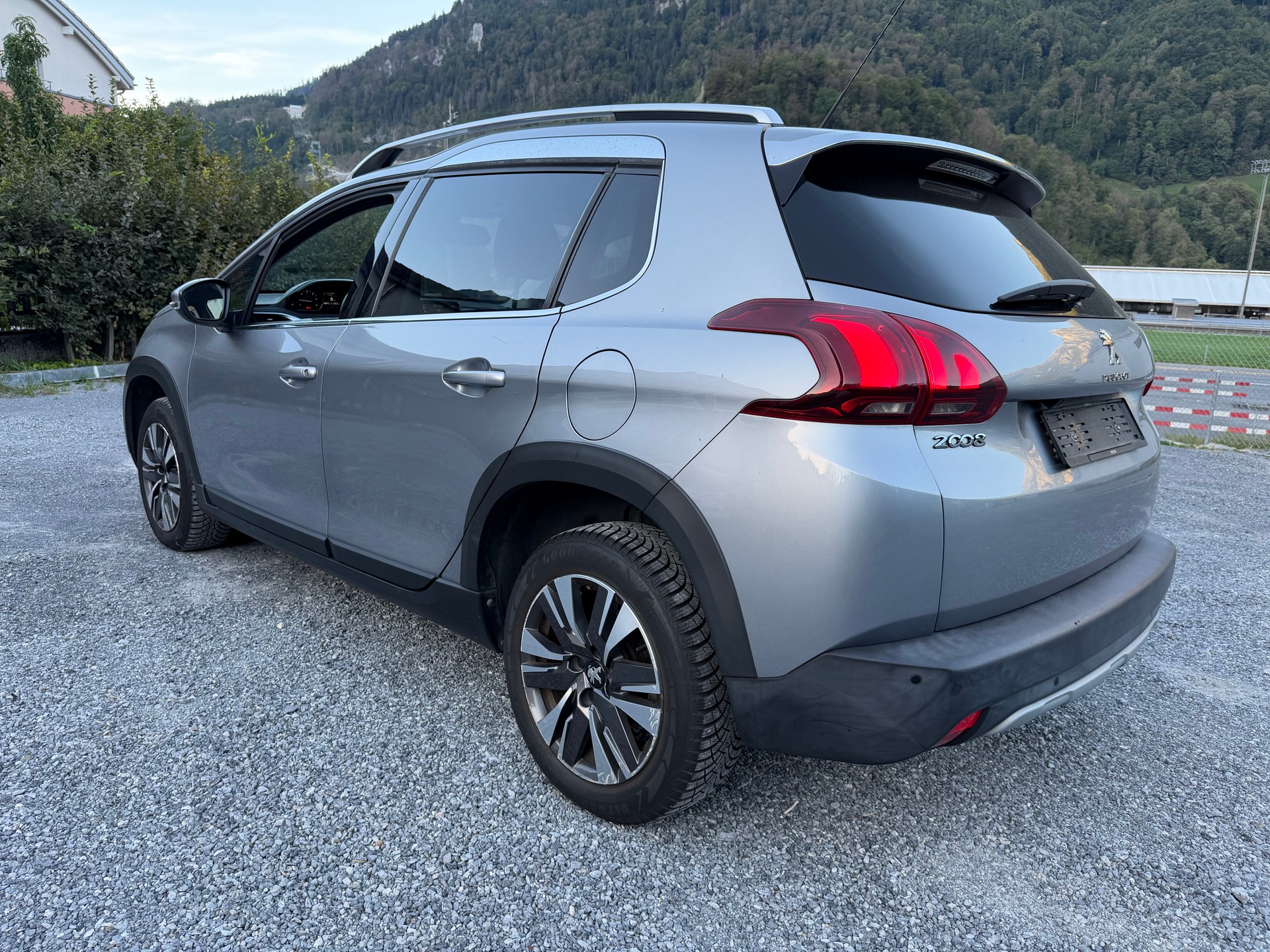 PEUGEOT 2008 1.6 BlueHDi Allure-image-2