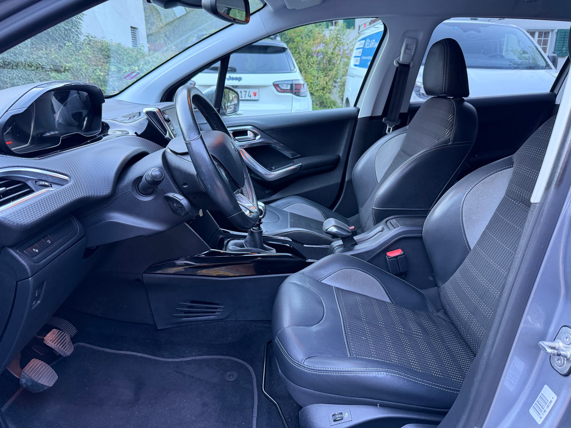 PEUGEOT 2008 1.6 BlueHDi Allure-image-4