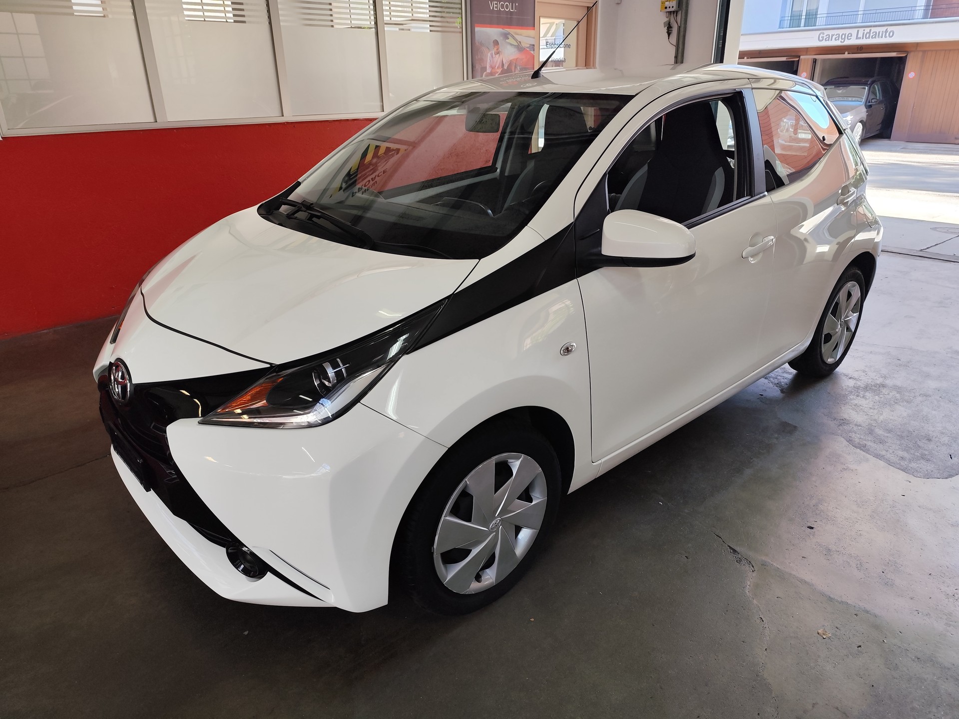TOYOTA Aygo 1.0 VVT-i x-play-image-1