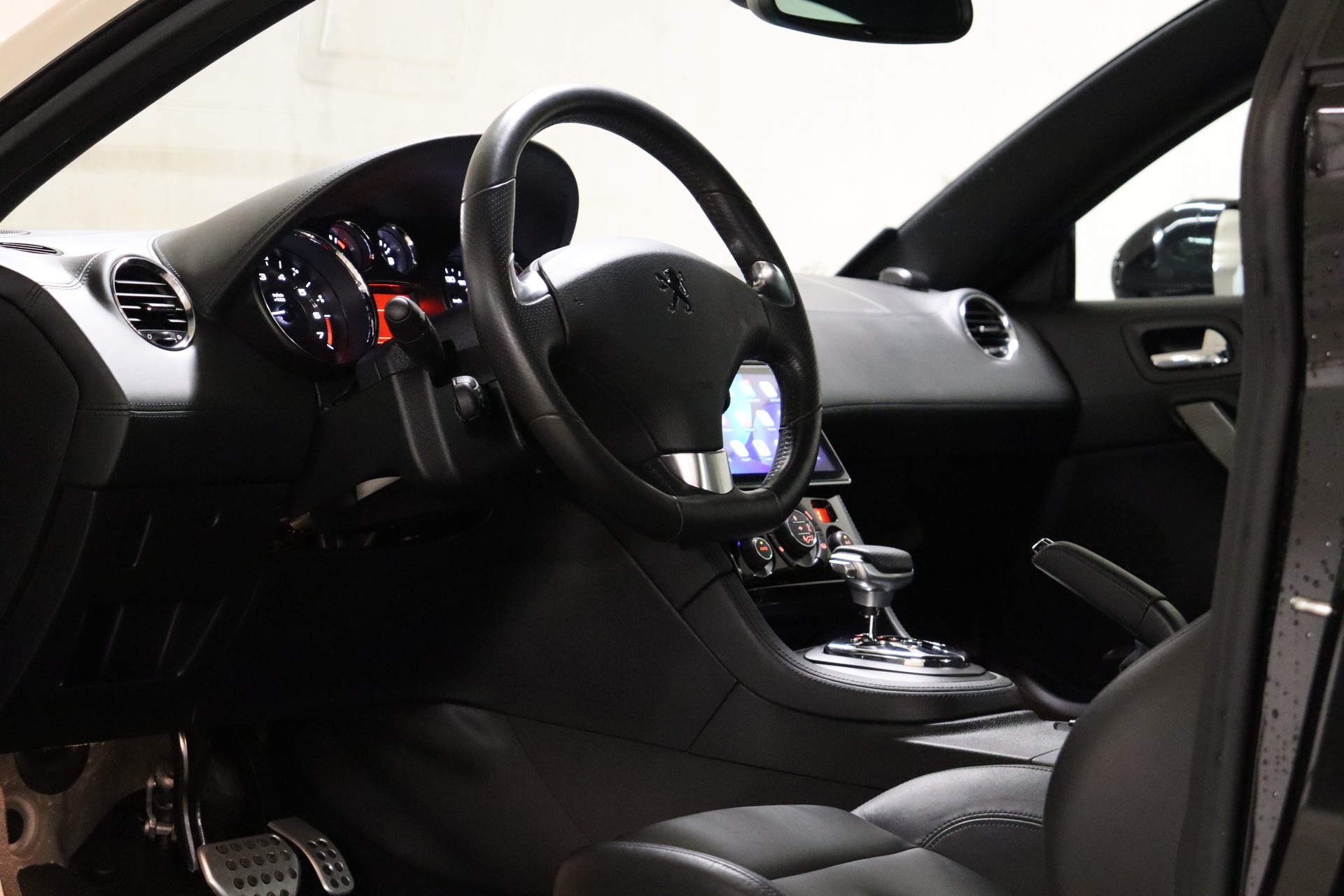 PEUGEOT RCZ 1.6 TURBO * AUTOMATIC * FRISCH AB MFK SOWIE SERVICE * TIEFERGELEGT * FELGEN *-image-13