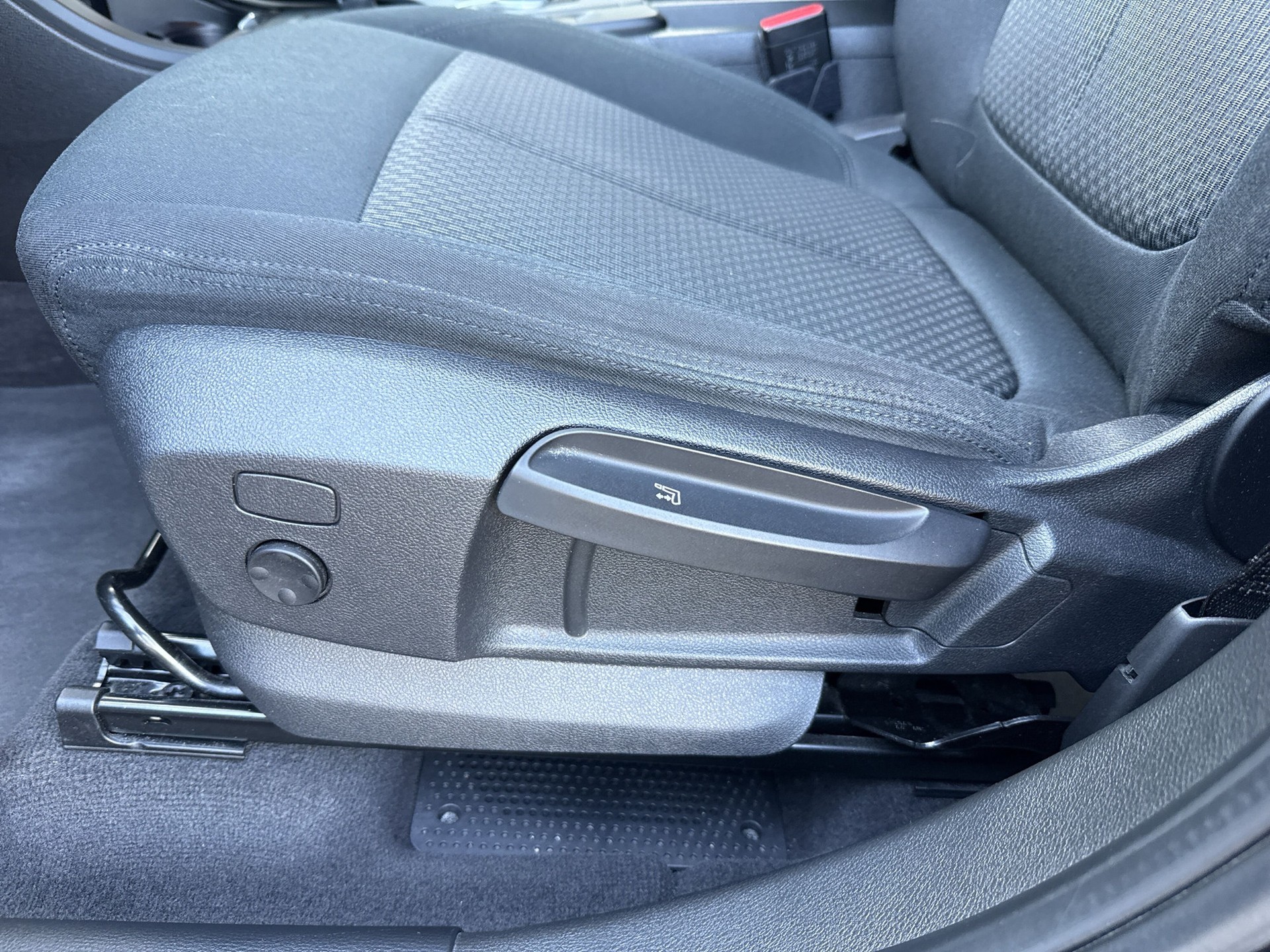 BMW X1 xDrive 20i Essential Edition Steptronic-image-18