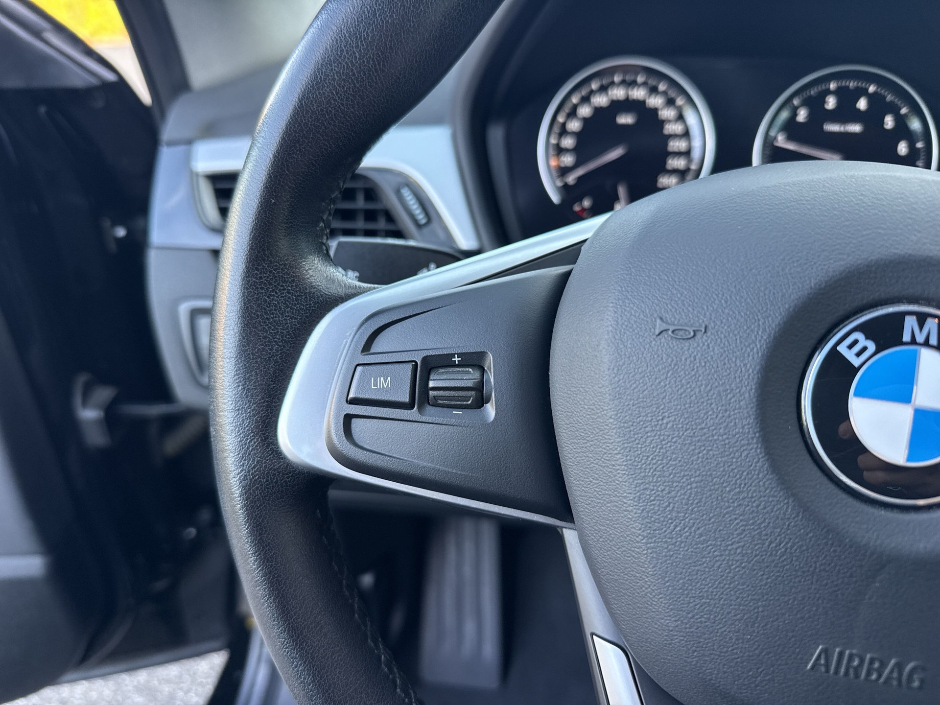 BMW X1 xDrive 20i Essential Edition Steptronic-image-14