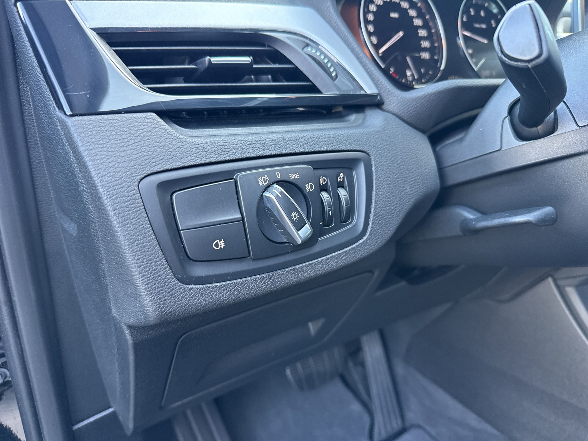 BMW X1 xDrive 20i Essential Edition Steptronic-image-19