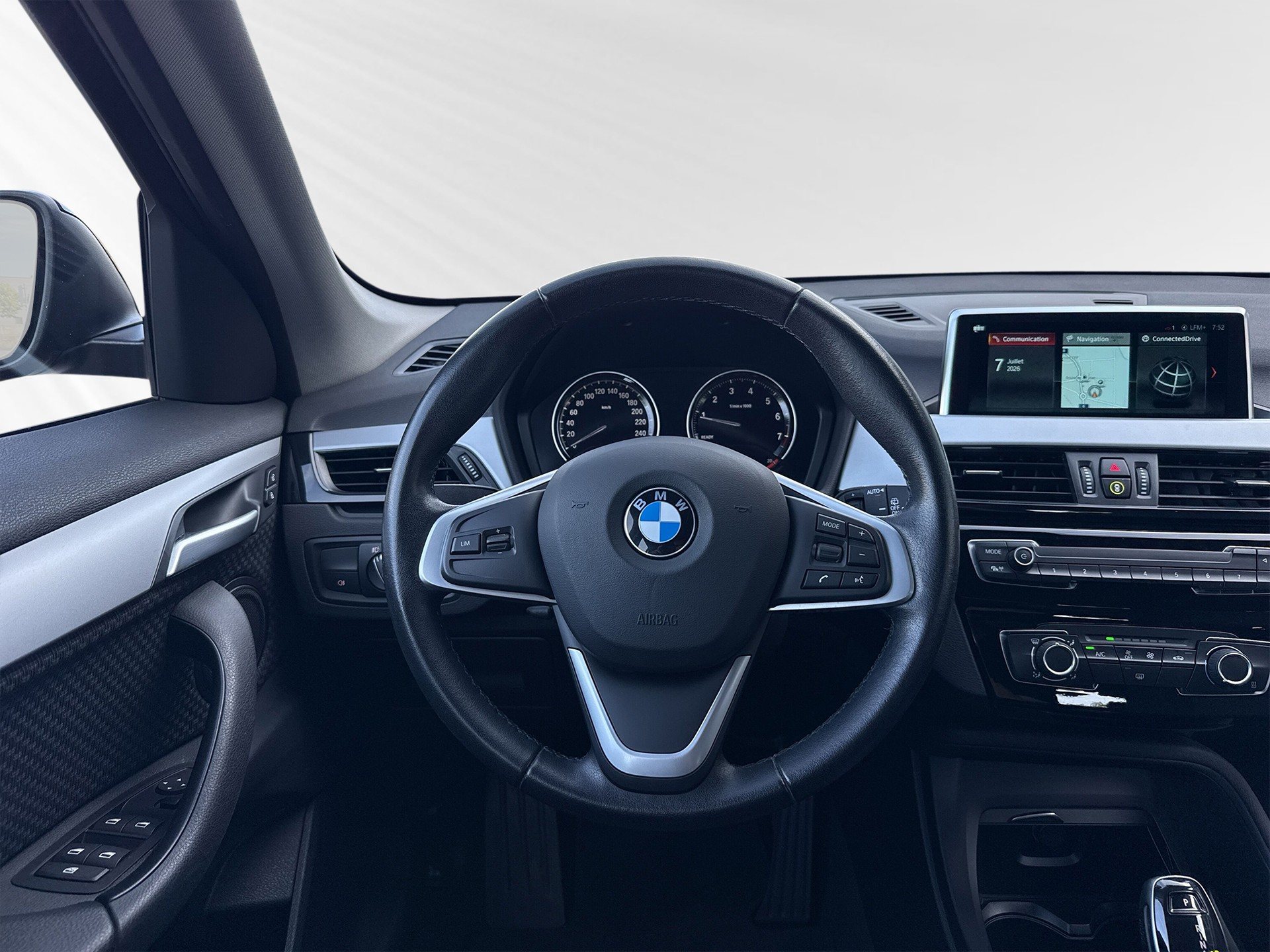 BMW X1 xDrive 20i Essential Edition Steptronic-image-4