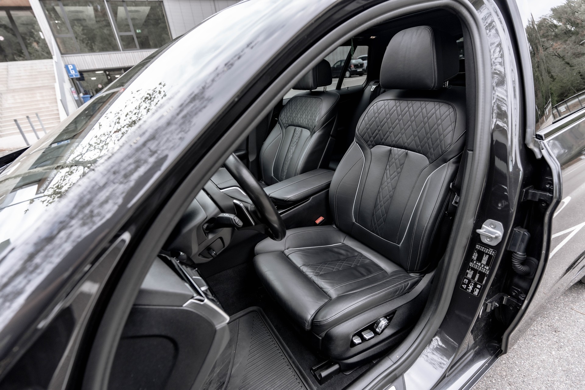 BMW 540i xDrive Touring Sport Line Steptronic * FRISCH AB MFK & SERVICE * TRAUMHAFTE AUSSTATTUNG * AHK *-image-14