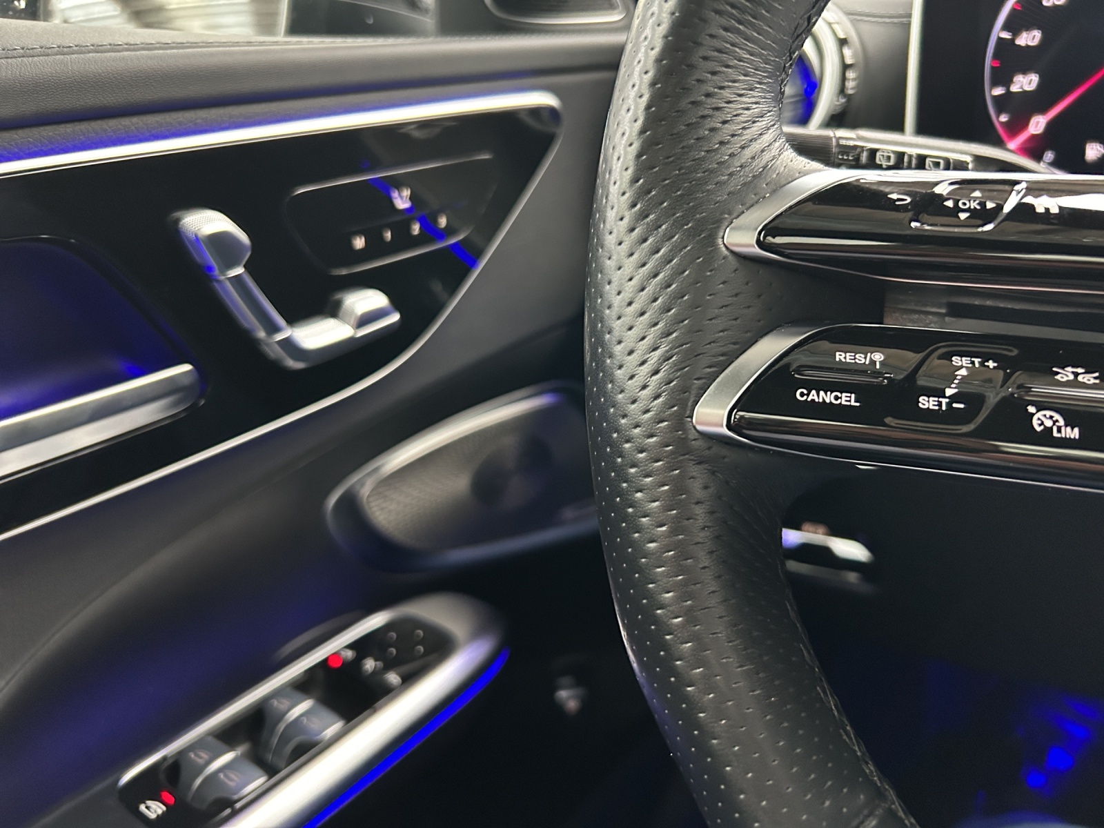 MERCEDES-BENZ C 220 d T 4Matic AMG Line-image-12