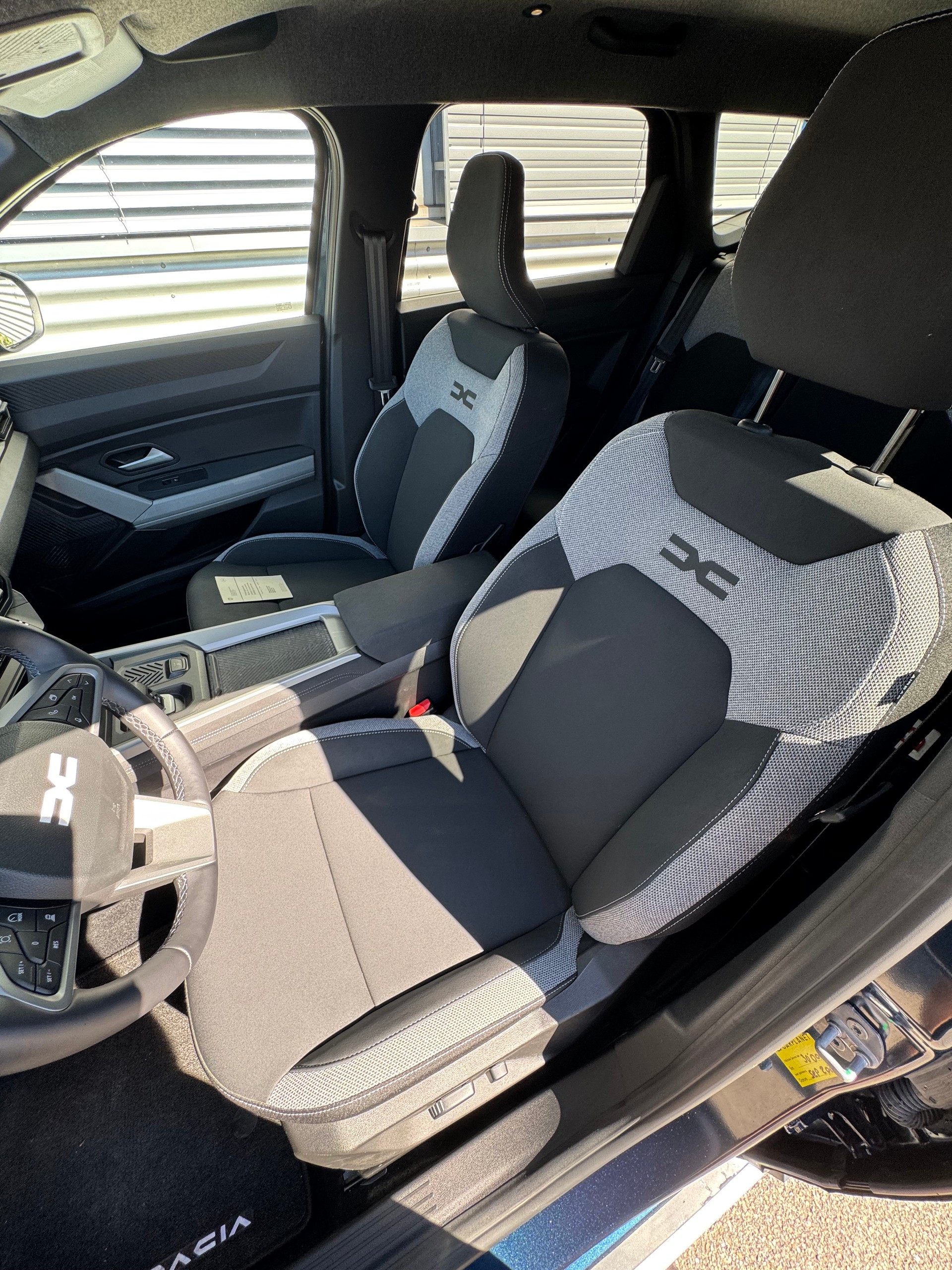 DACIA 1.8 Hybrid Journey-image-11