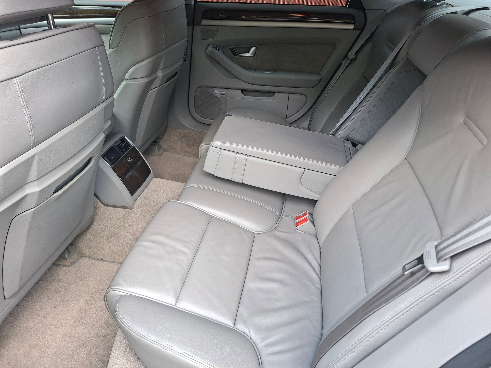 AUDI A8 4.2 TDI quattro tiptronic-image-9